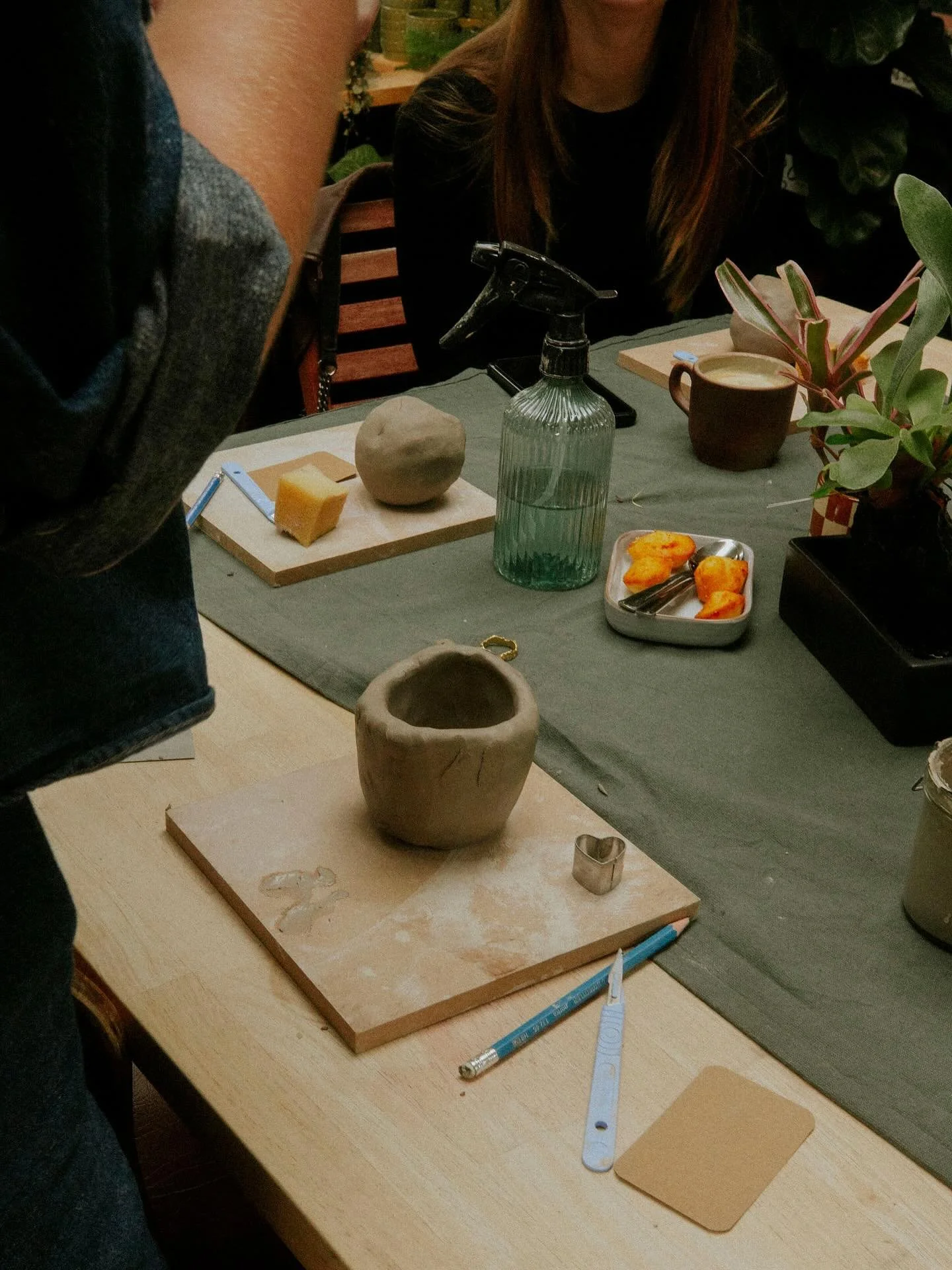 Gek om te bedenken hoe je eigenlijk van een bol klei - dat nota bene gewoon UIT DE GROND (?!) komt - iets kan maken dat functioneel is en je megaaaa gelukkig kan maken.

Ik blijf echt met de verbazing elke dag mijn sociale media openen en zien welke 