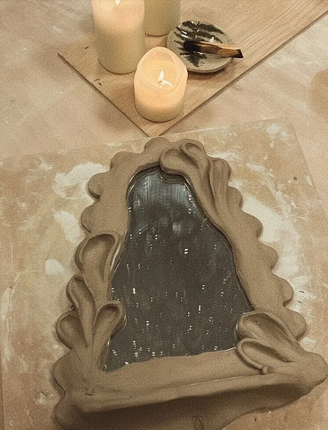 &lsquo;T containerpark roept, maar ik roep luider&hellip;.

&lsquo;T is nie &lsquo;t eerste dat hier breekt, maar wel het eerste die me terug inspiratie geeft&hellip; misschien brengen die scherven toch geluk?