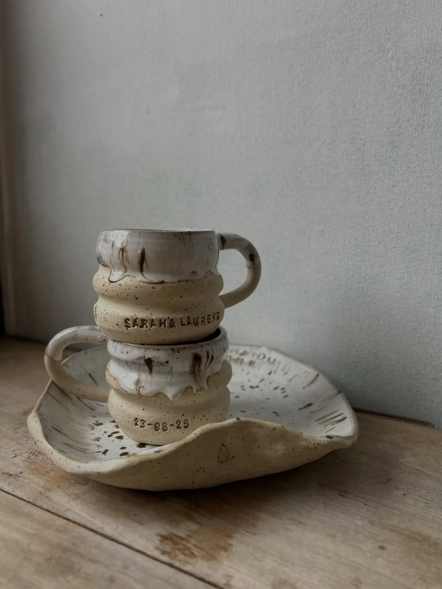 Ik kwam deze nog tegen in mijn camera rol &amp; ik moet toegeven dat ik eigenlijk wel heel warm word van gepersonaliseerde cadeaus!

Deze twee kopjes &amp; schaal waren speciaal op maat gemaakt voor een koppel die getrouwd is. 🕊️💍