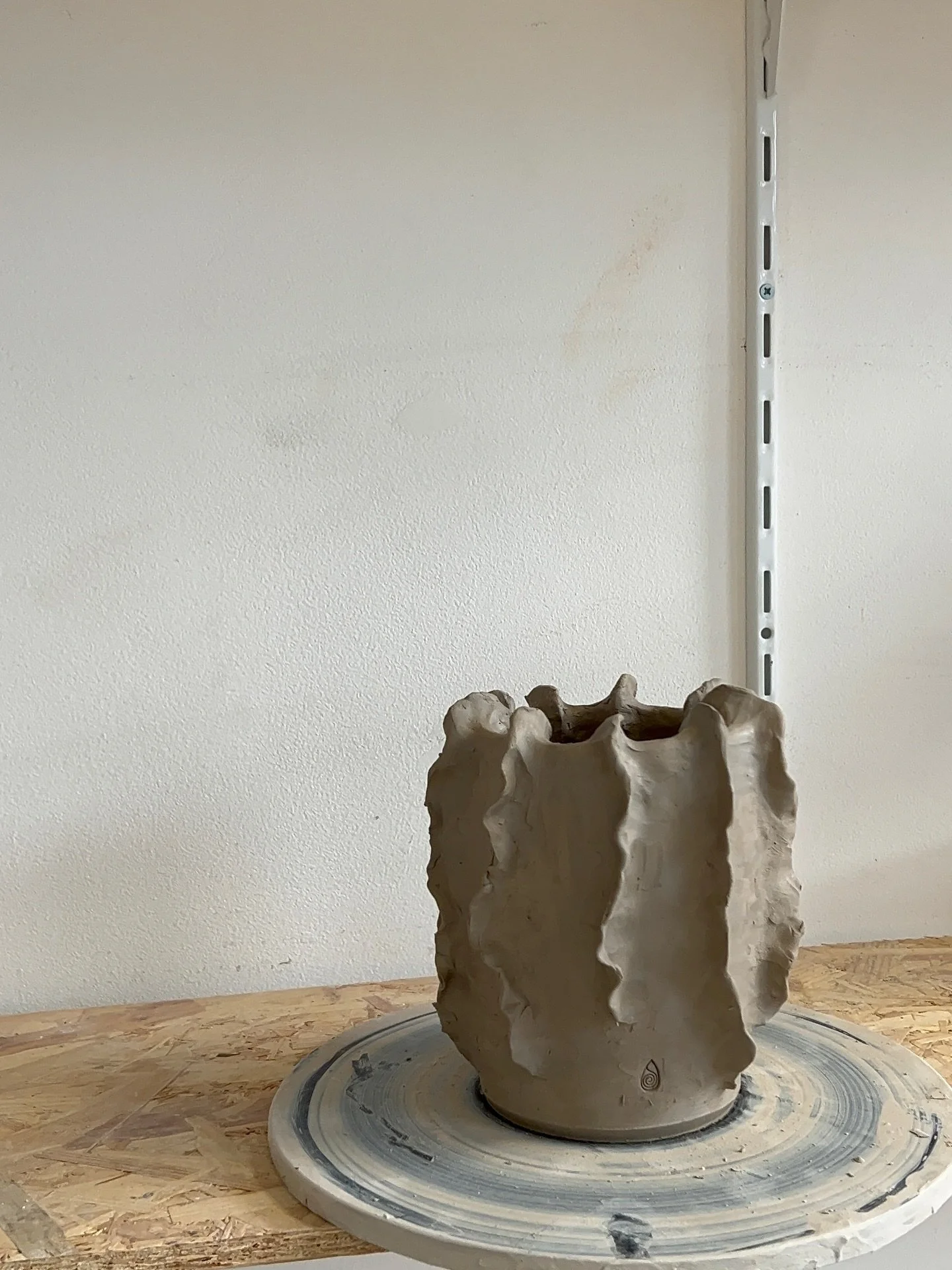 zooooooo obsessed met deze vorm van vazen, zo heb ik er ondertussen een stuk of 6 klaarstaan in het atelier, klaar om te glazuren.

Maar zoals al regelmatig is gebeurd, is het daar dat ik vastloop&hellip;. Kleuren keuzes.

Bang om de visie, die ge&iu