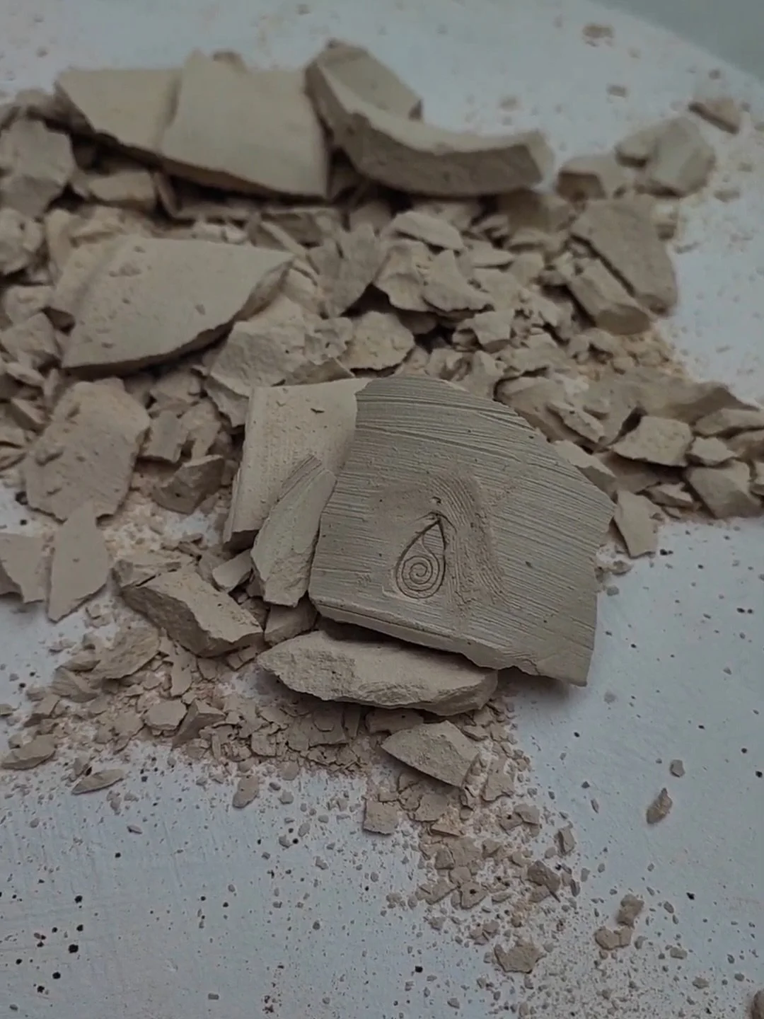 Oeps gebroken&hellip;.. 

I might need some help in het atelier, dus iedereen die de volgende weken wil komen helpen, yes pleaseeeeee!

Alle draaidates zullen dus ook even moeten wachten 🥲🥲🥲