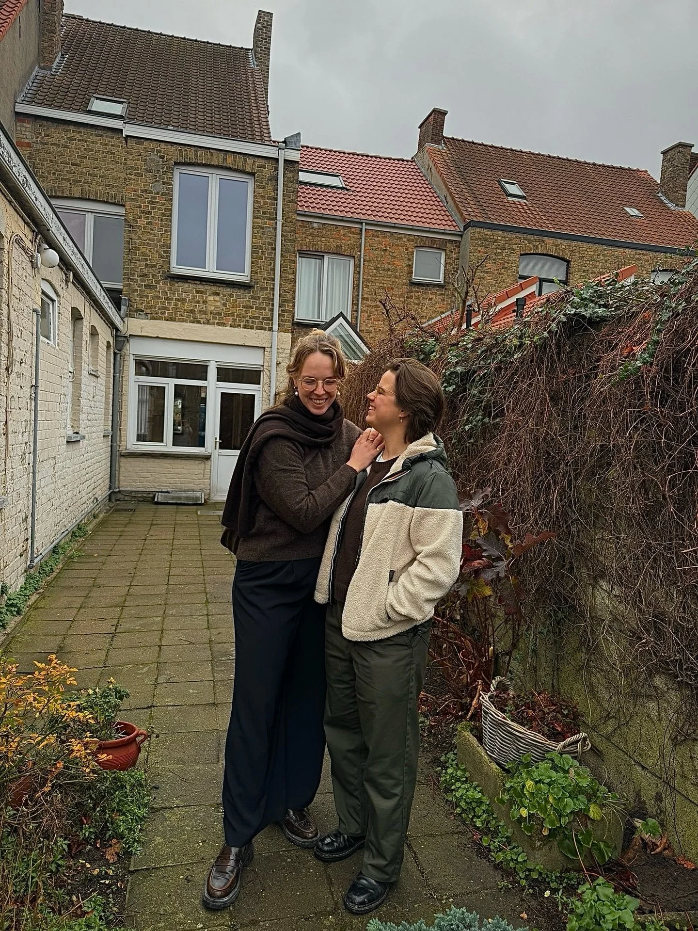 Morgane &amp; ik kochten een huis (yaaaaay!)

Ik brak ook mijn hand twee weken voor de verbouwingen beginnen (nooooooooo!)

Wie mij een beetje kent weet dat ik dingen graag alleen doe en er op los knal, maar met verbouwingen lukt dat gewoon sowieso n