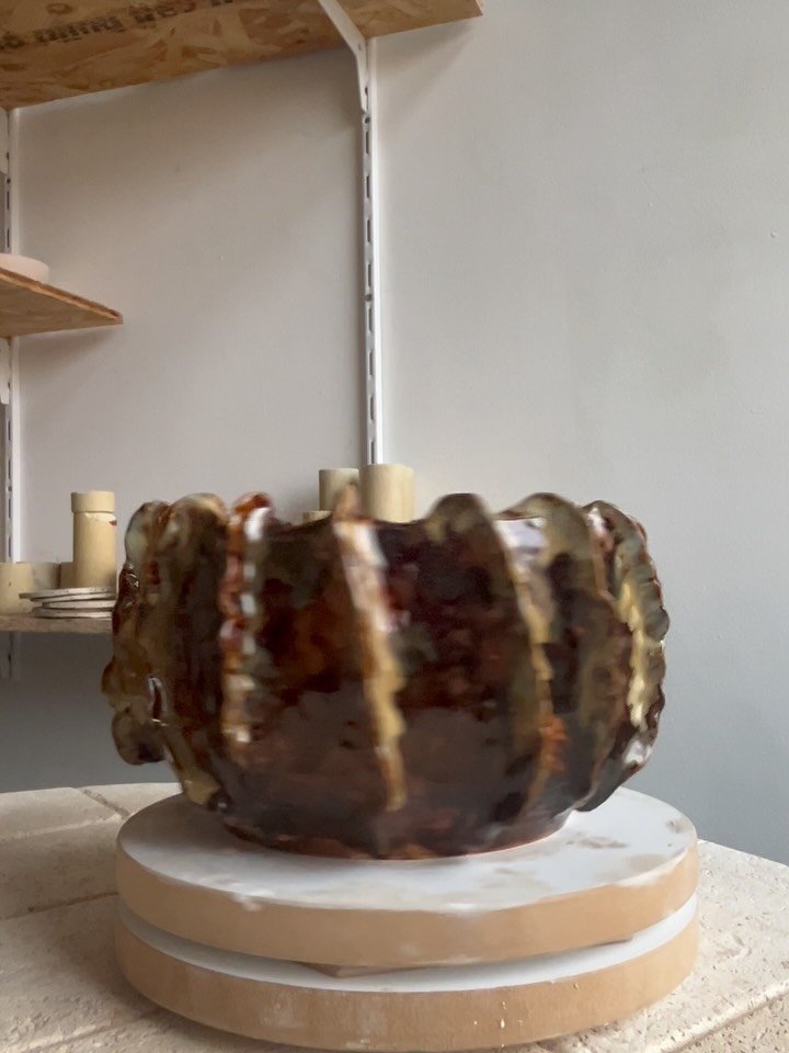 glaze reveaaaaaaal !!! 🥹🌼🔥

Maaaaaanden heeft deze vaas/bloempot op mijn rek gestaan, ik kon maar niet beslissen hoe ik deze wou glauren en kijk nu 🥹

So so so so so happy 🫶🏻