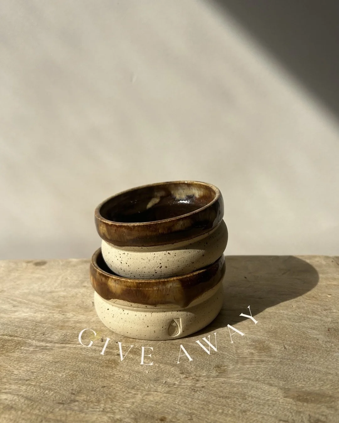 GIVE AWAY || 

Ik wou al even iets terugdoen naar jullie.

Het afgelopen jaar was echt het grootste avontuur die ik al mocht meemaken.

Het atelier kwam op mijn pad, die begon beetje per beetje vorm te krijgen door tweedehands vondsten, ik ging works