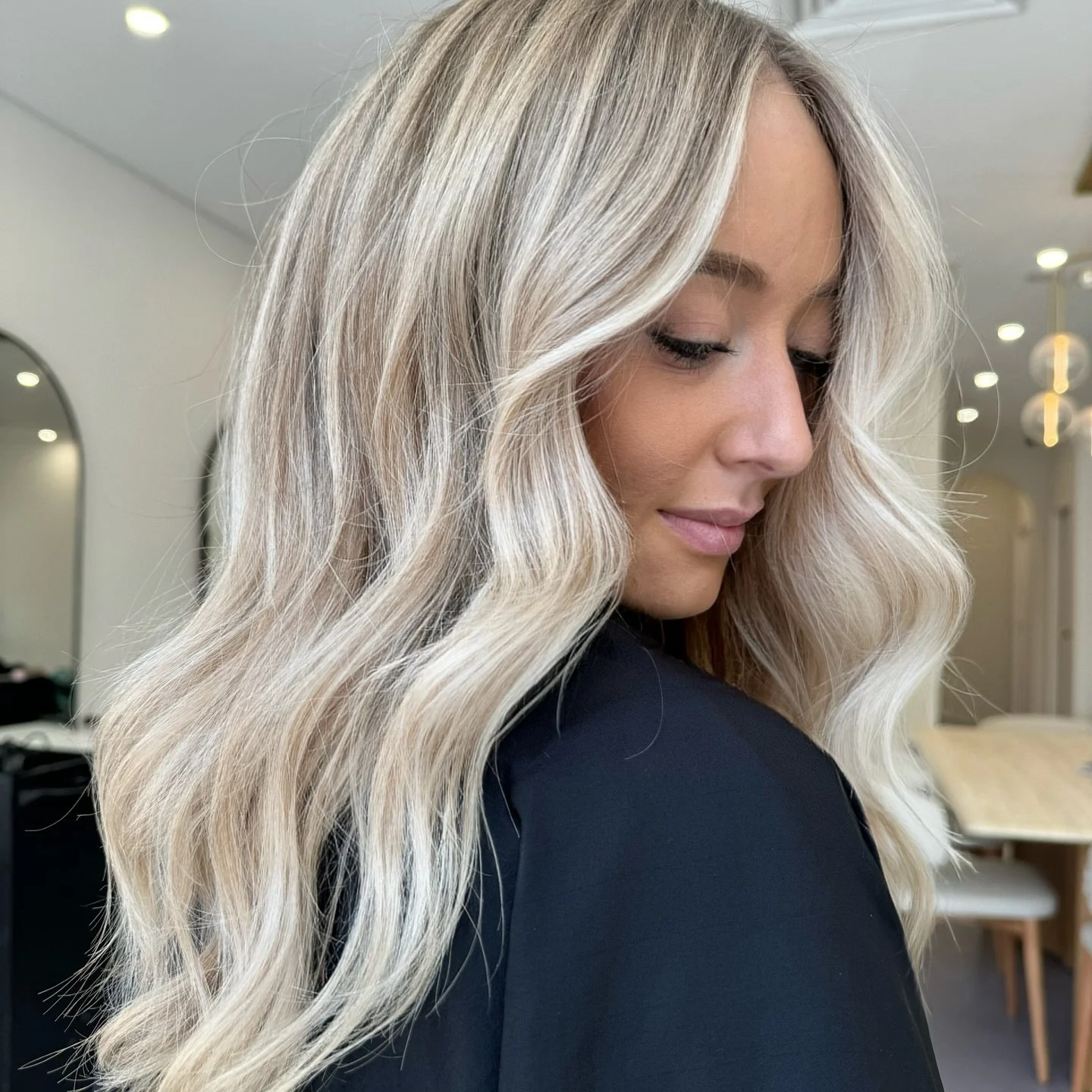 Who doesn&rsquo;t love a lighten and brighten ⭐️

To achieve this look we did a 3/4 head of foils, we focused on brightening the ends while maintaining dimension at the roots for a seamless, low-maintenance grow-out 

Perfect for that effortlessly su