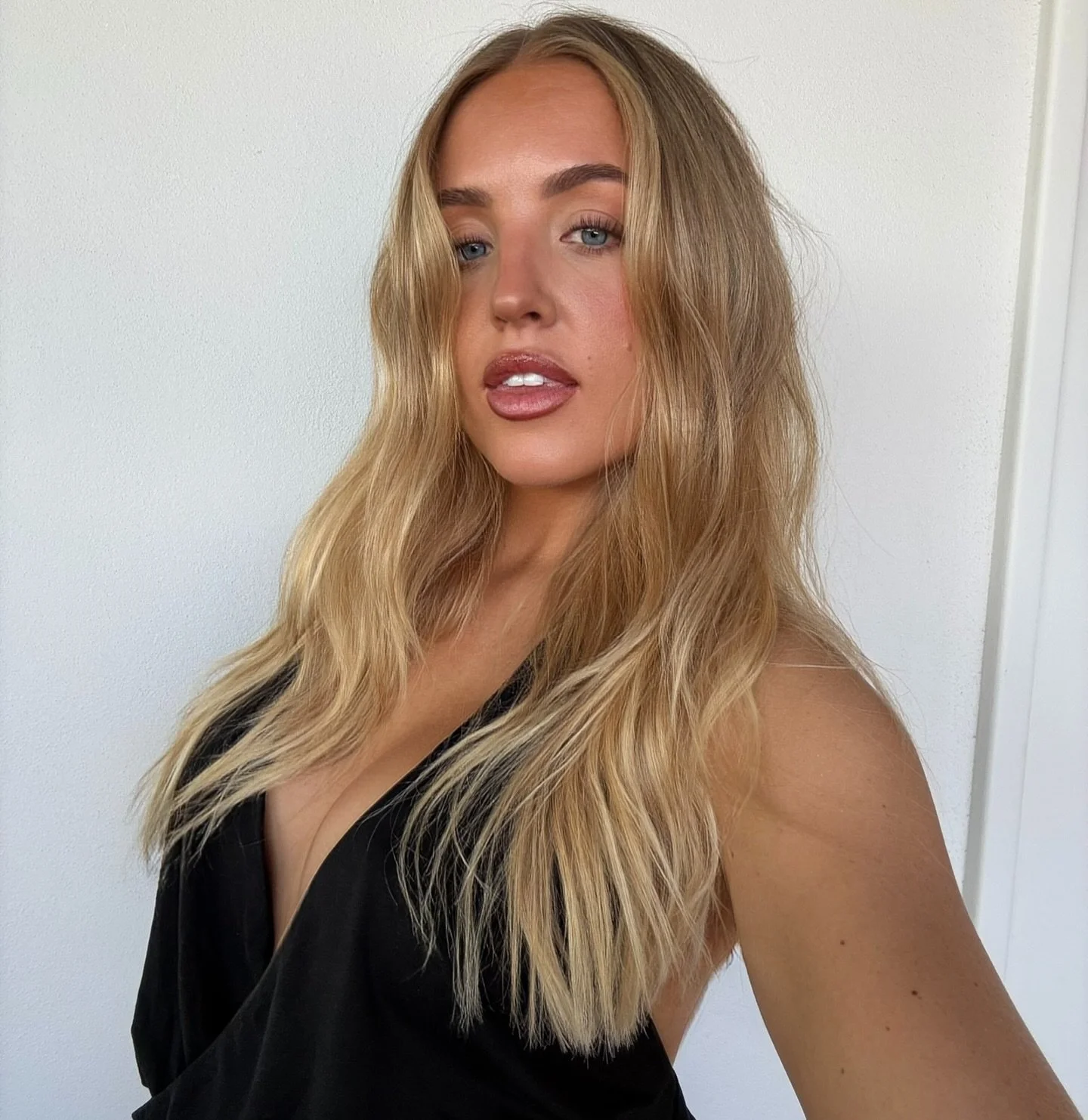 summer may be over&hellip;

but hot girl summer hair isn&rsquo;t 

⭐️🪽💌🫧🧉

Book in your big blonde up today 

#studioremmi #perthblondes #perthblondespecialist