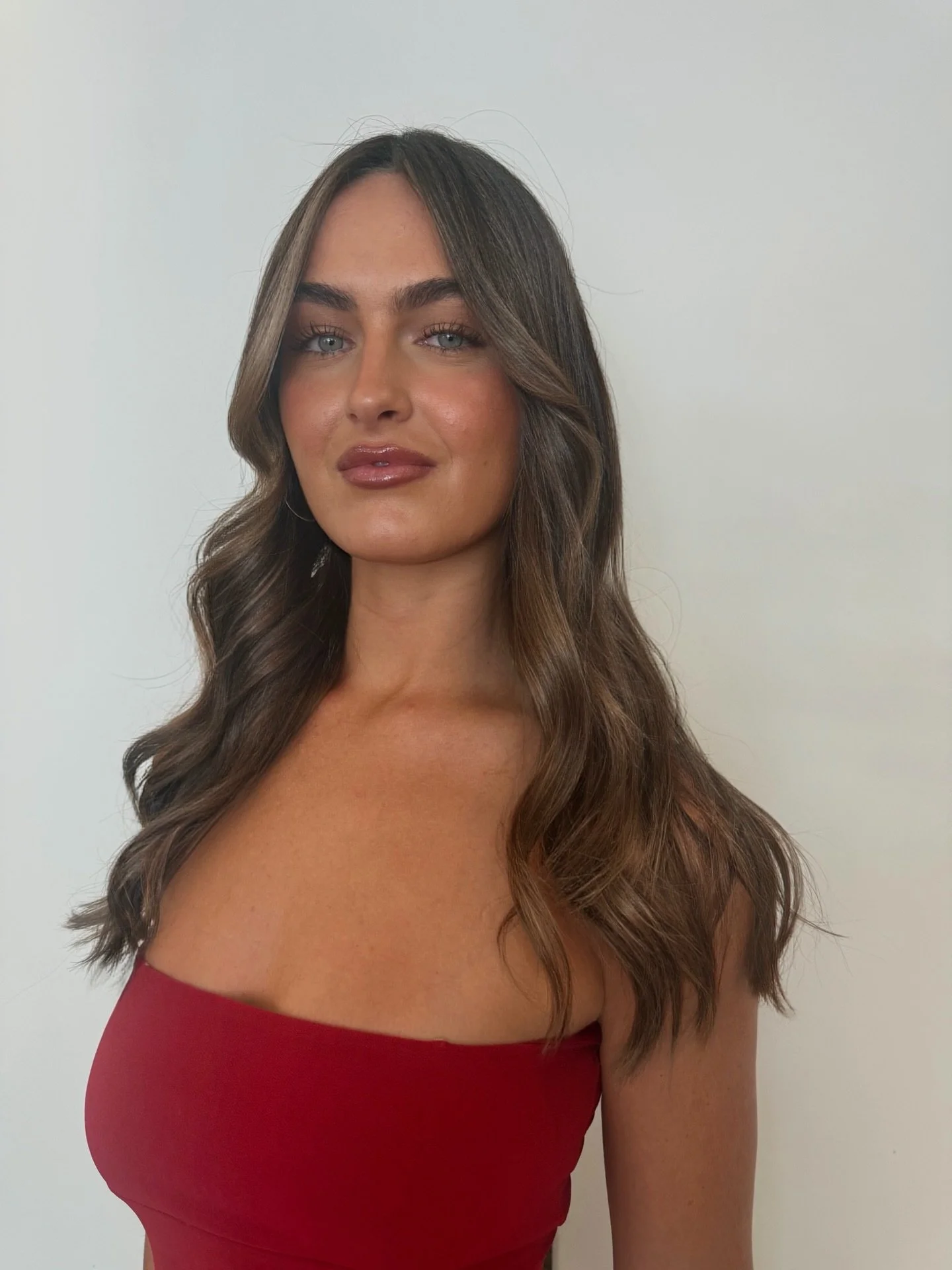 Glossy cocoa brunette, tailored to enhance depth, shine, and softness 🫧
Created by @jess.studioremmi using our signature Cocoa Tint.

This service is perfect for refreshing tone, adding richness, and bringing brunettes back to life without heavy lig