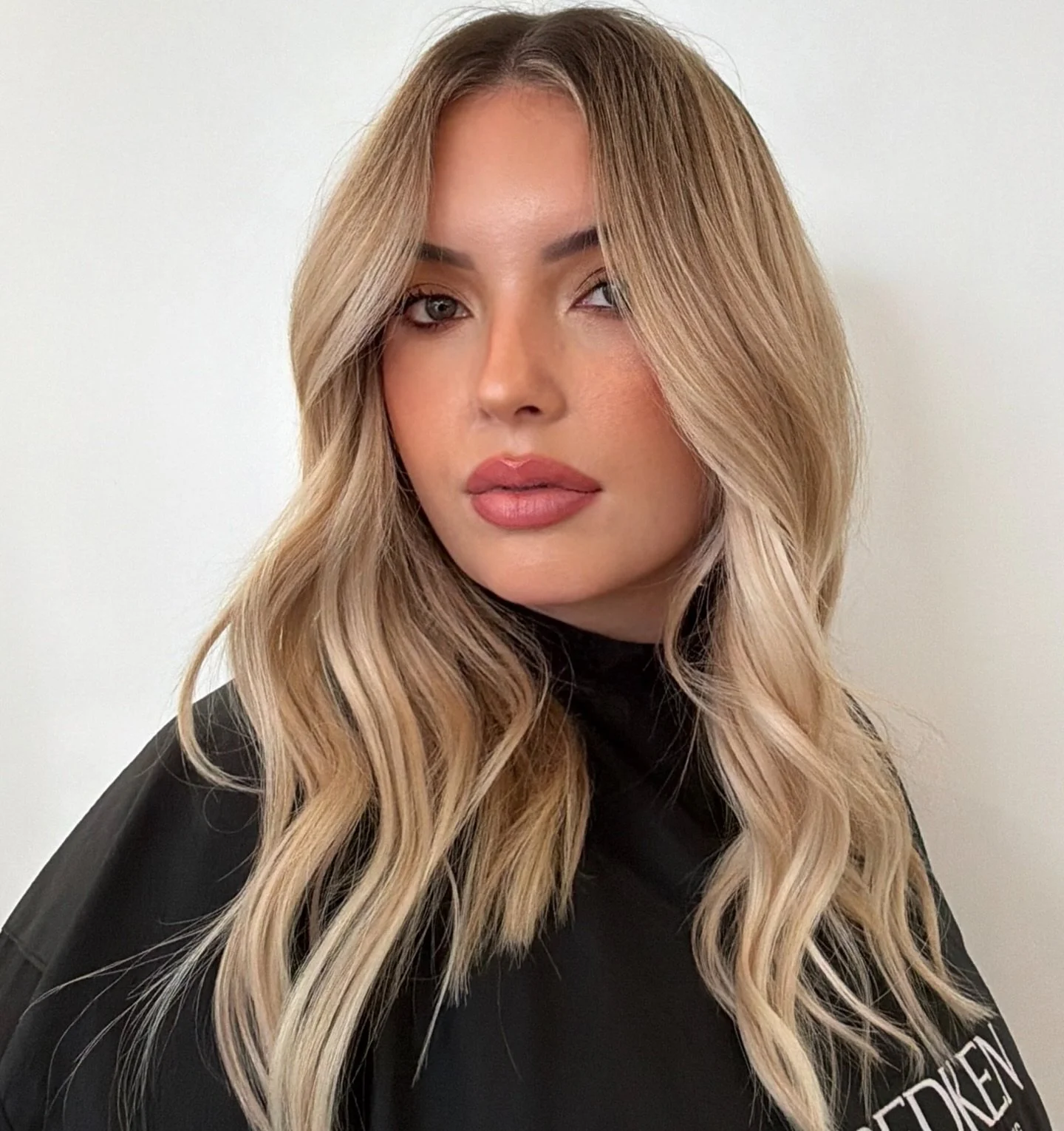 A healthy refresh doesn&rsquo;t have to mean settling

This one by @jess.studioremmi used our Halo Glow package to refresh the face frame and part line with foils, then a toner to brighten up the existing blonde and pull the whole colour together ⭐️
