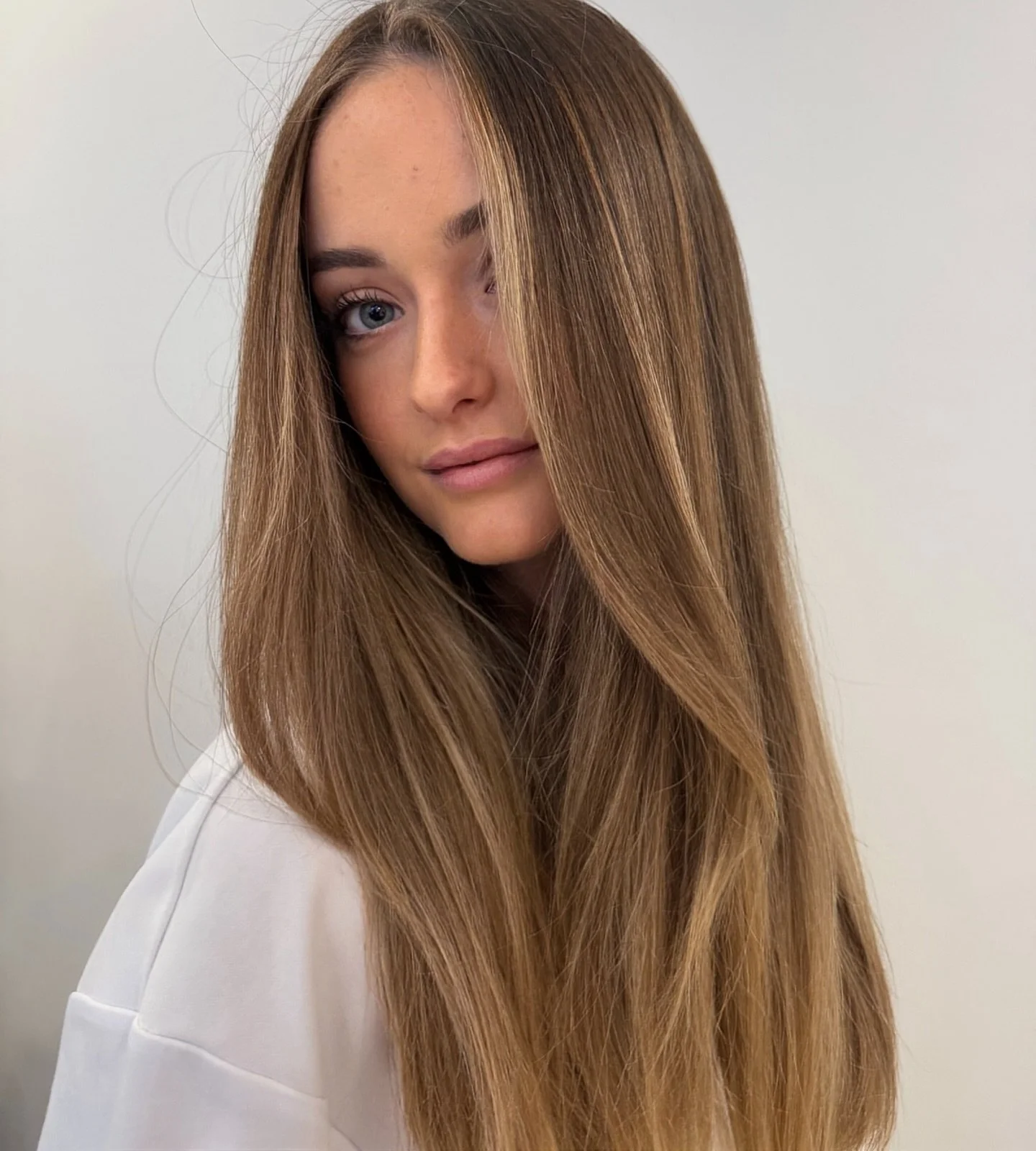 Bronde season is back, bby ⭐️
Using our Mocha Dimension package, we created this lived-in brunette to bring back depth, softness and dimension while blending seamlessly with her natural colour for the most effortless grow-out ⚡️🫧