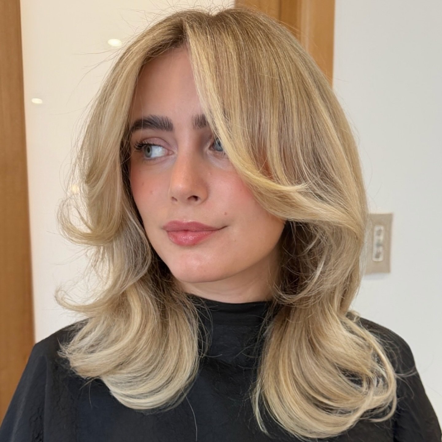That &ldquo;I just got back from a Euro summer&rdquo; blonde? Yeah, Jess does that 🍦

Soft, lived-in, and bright in all the right places! 

The Radiance Package (3/4 head of foils) by @jess.studioremmi is your sign to book that hair appointment you&