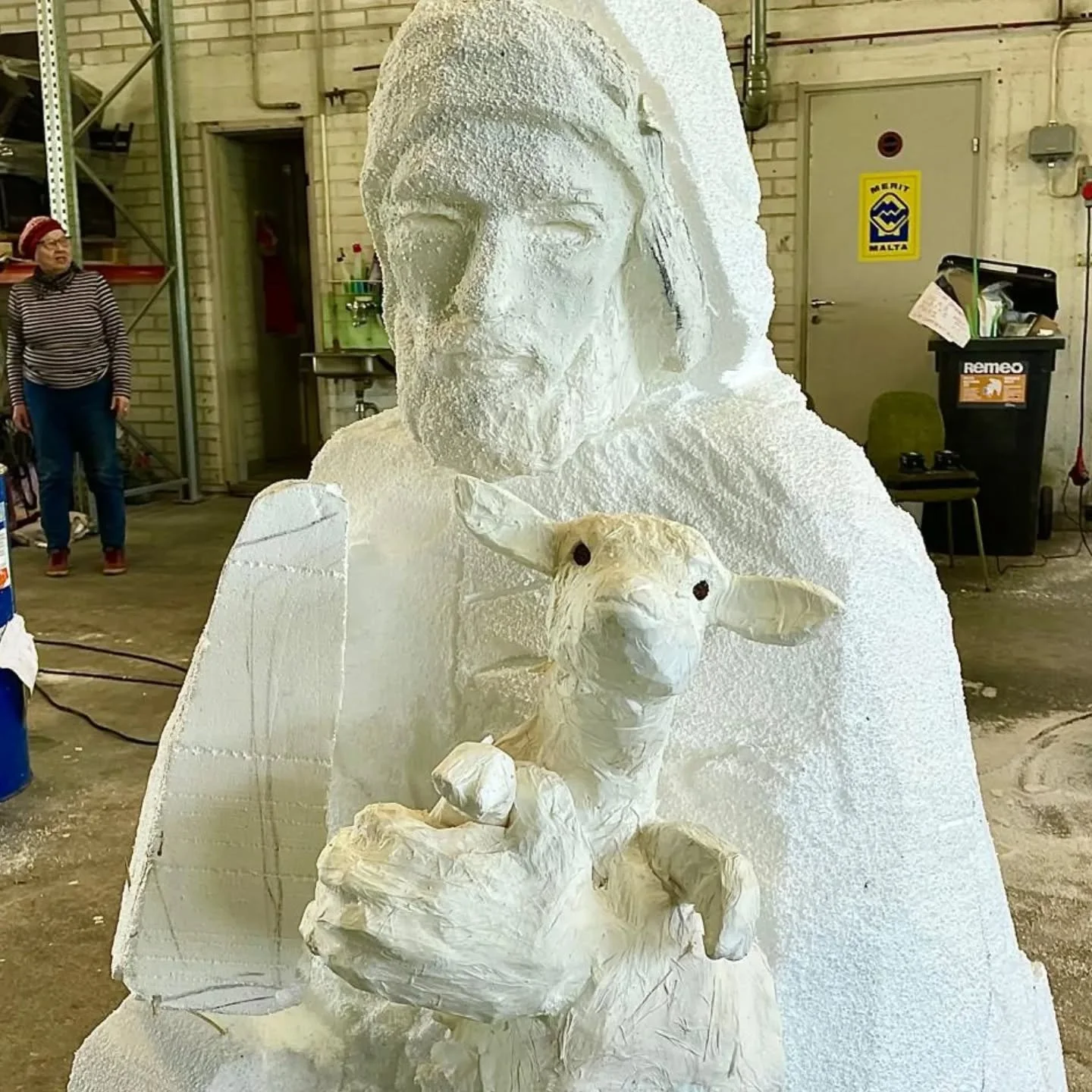 Eik&ouml; olekin tosi suloinen karitsa 🐑 🥰

#yhteis&ouml;taide #maariankirkko #jouluseimi