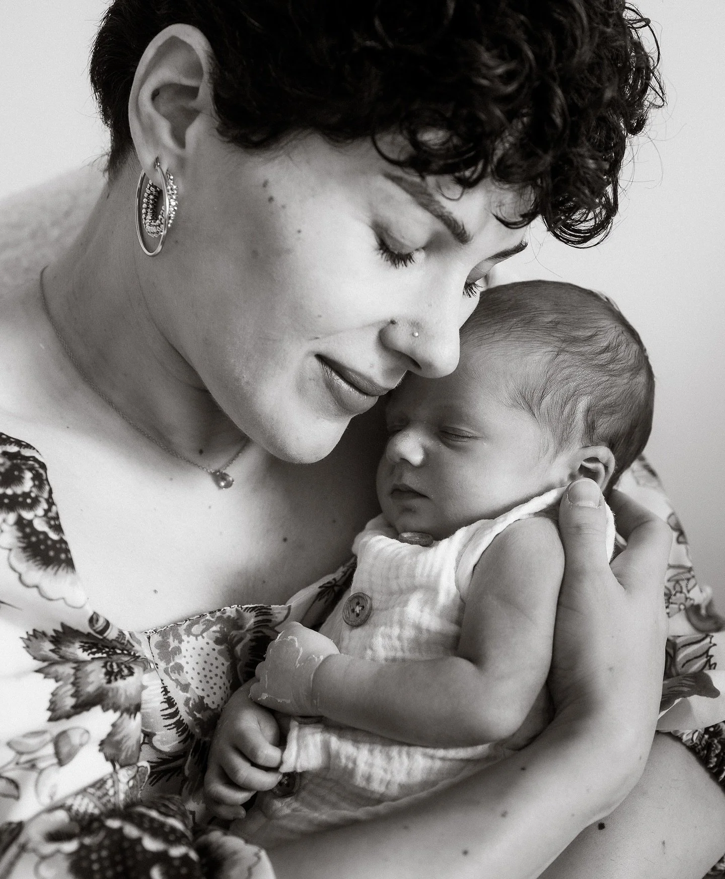 Il new born non &egrave; &ldquo;solo&rdquo; foto al neonato/a.
Sono le prime foto di famiglia, sono quei sorrisi che urlano &ldquo;ce l&rsquo;abbiamo fatta&rdquo;, sono quegli sguardi che si rassicurano a vicenda, sono quei piccoli primi gesti che fa