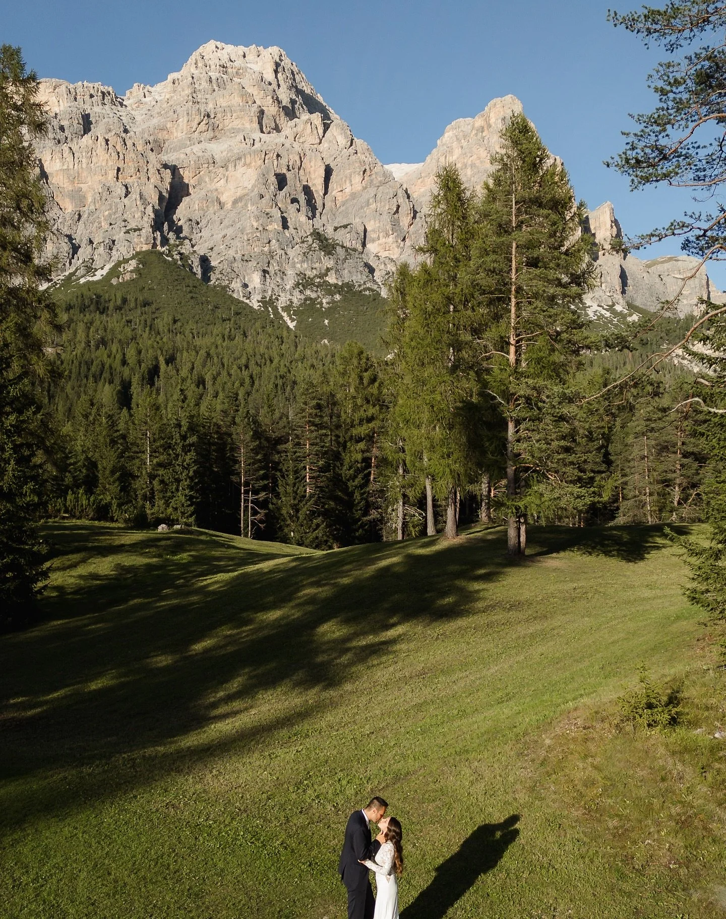 It&rsquo;s impossible to sum up an entire wedding story in one post. But it is possible to feel the happiness with just one photo. Hope I managed to make you feel the positive emotions of this wedding day!

Riassumere un intero matrimonio in un post.
