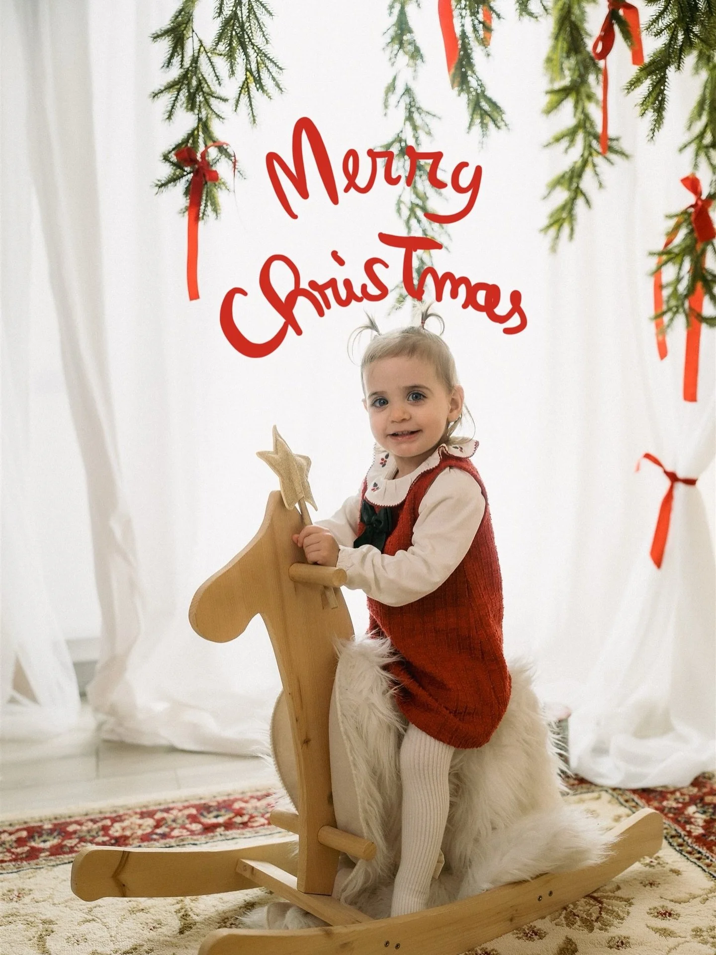 🇮🇹
Come fotografa ho il privilegio di raccontare storie d&rsquo;amore che si intrecciano: &egrave; questo, per me, il vero significato di queste feste. 
Vorrei dedicare un pensiero anche a chi questo Natale lo vive con meno serenit&agrave;, a chi &