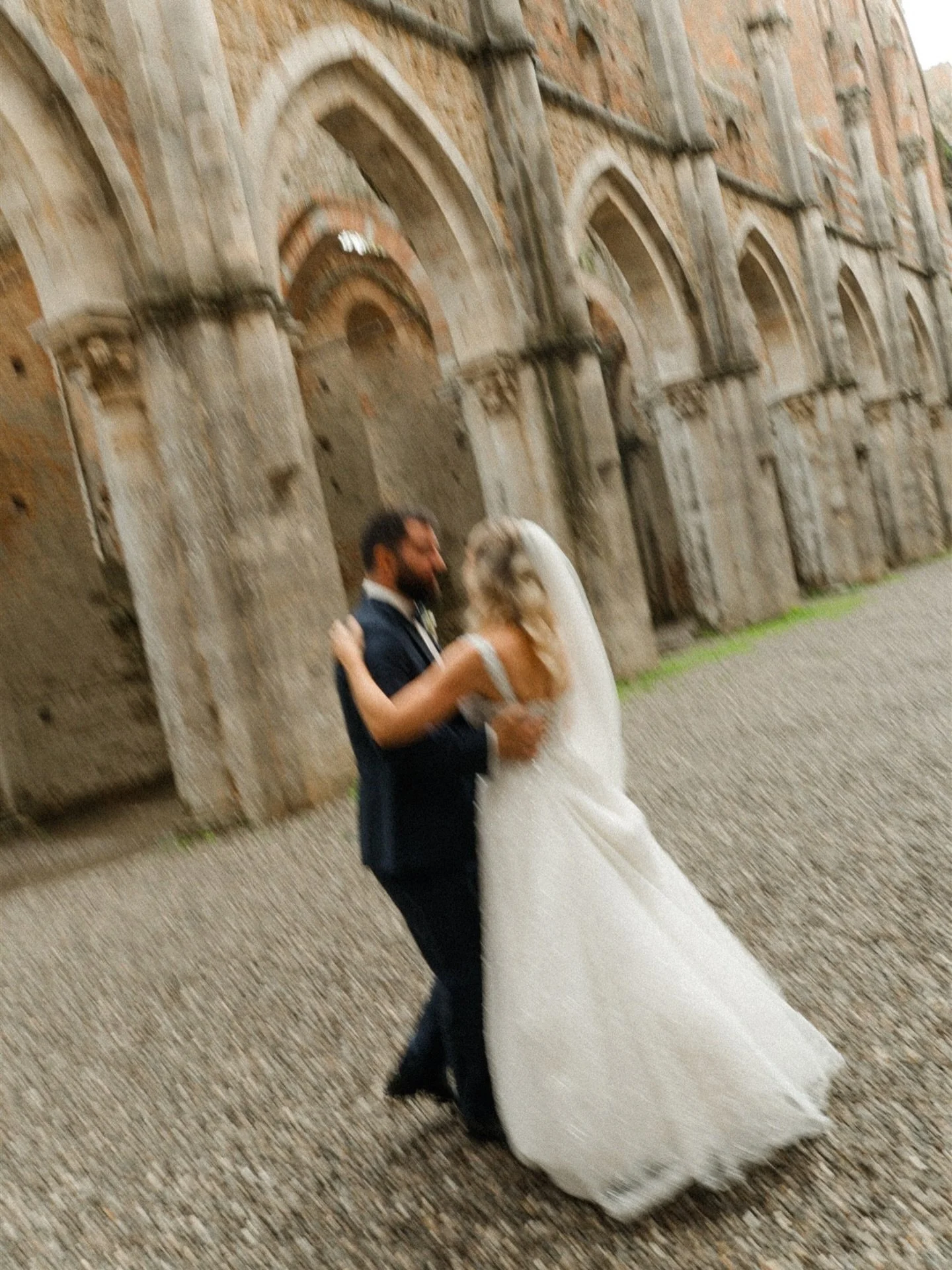 A M O R E 💕

Oggi celebriamo l&rsquo;amore, quello che resta, quello che cura, quello che fa crescere, quello che rispetta.
Amare significa scegliere ogni giorno di avere cura di qualcuno, e in primis di se stessi.
Esserci nei piccoli gesti, nei sil