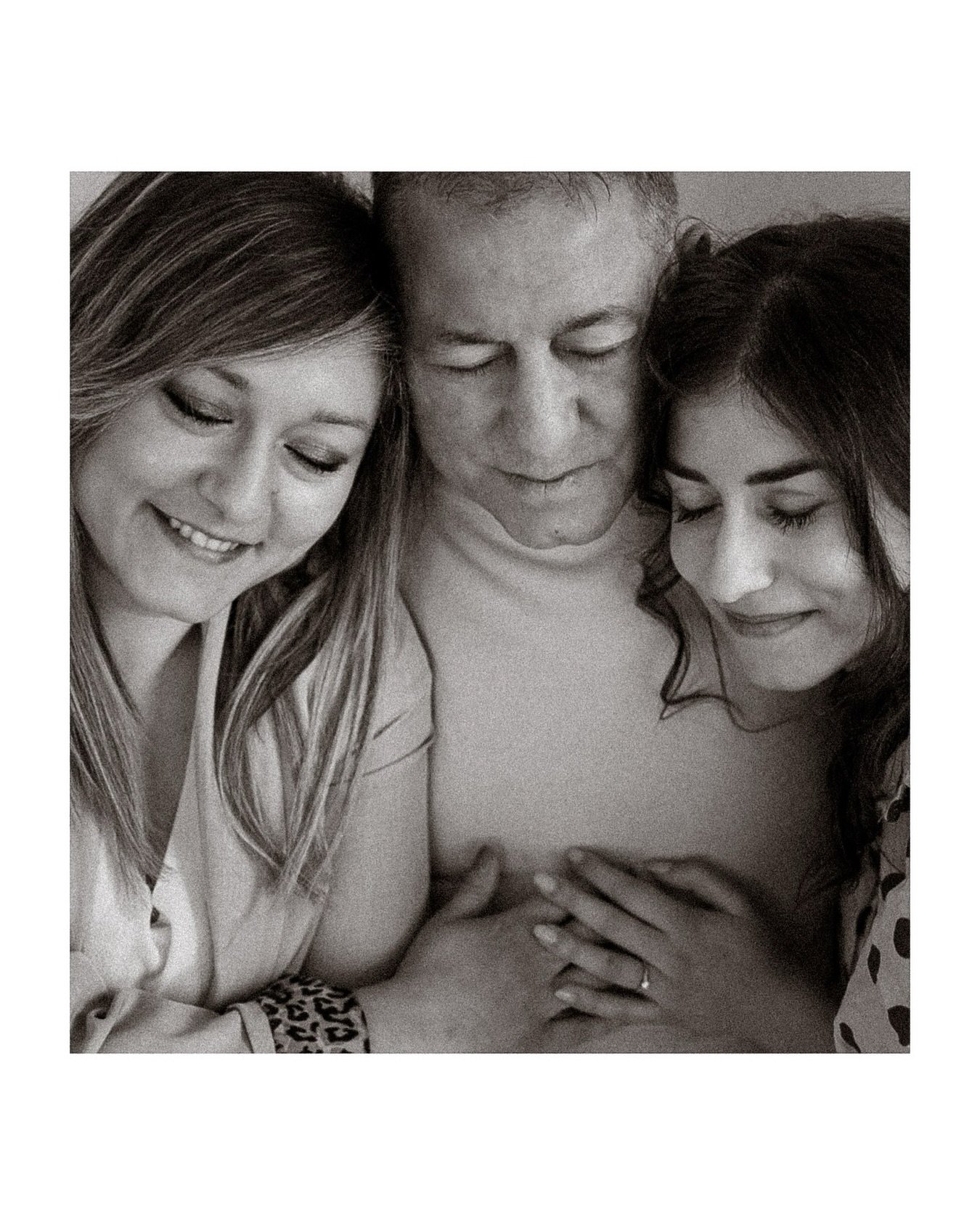 Ho visto un pap&agrave; emozionarsi.
Ho visto un pap&agrave; abbracciare le sue due bambine, non pi&ugrave; bambine, e ora addirittura madri.
Ho visto un nonno felice.
Ho visto due spalle accoglienti.
Ho visto un amore grande ma silenzioso.
Ho visto 