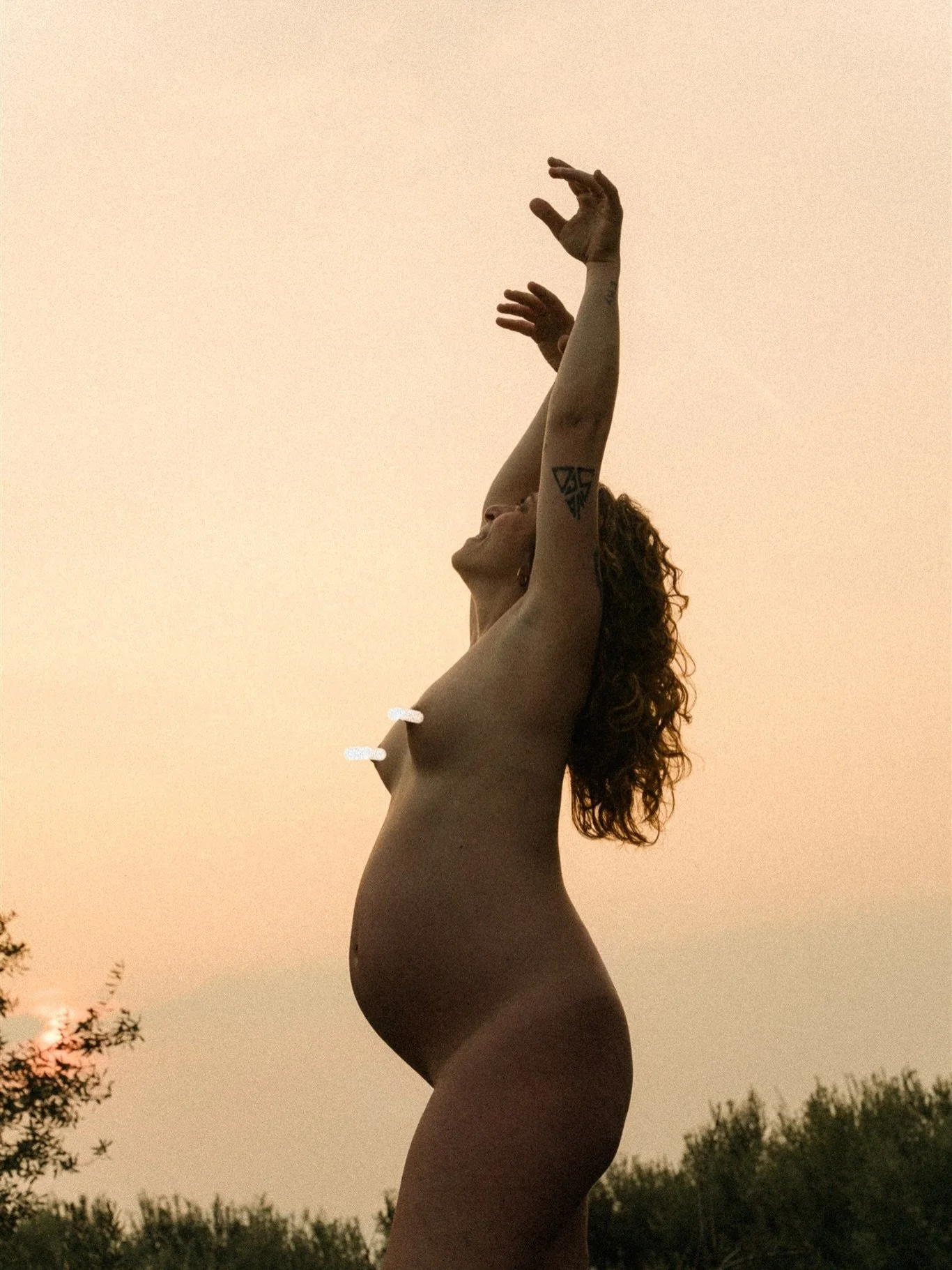 &ldquo;Sentire&rdquo;.
L&rsquo;avvertire uno stato di coscienza, fisico o affettivo, attraverso i sensi o l&rsquo;animo. Include la percezione sensoriale e la capacit&agrave; di provare emozioni o sentimenti.

A volte succede che, mi sembra di sentir