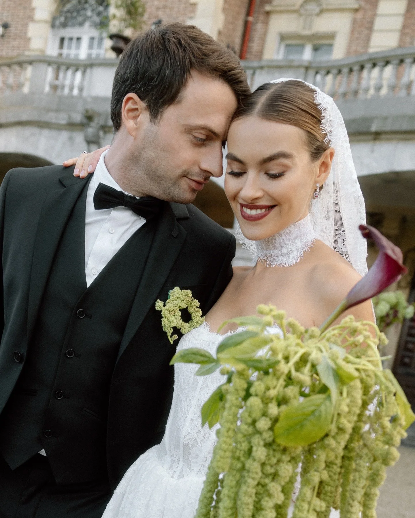 Modern Romance meets Ch&acirc;teau elegance.
Lace details, a clean silhouette and deep greenery, this bridal look is all about editorial sophistication without feeling overdone.

What makes this style concept so timeless (and so &ldquo;magazine-worth