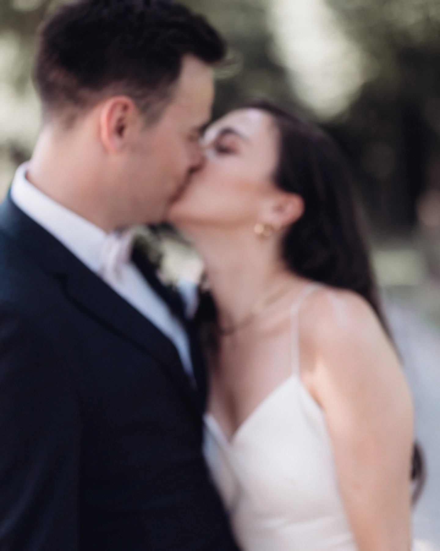 Ein Hochzeitstag, der sich leicht und vor allem nach euch anf&uuml;hlt, so wie hier im Wenkenhof in Riehen: echte Momente statt steifer Posen, kleine Details, die nebenbei passieren, und Zeit zum Durchatmen zwischen all dem Trubel. 

Am Ende sind es 