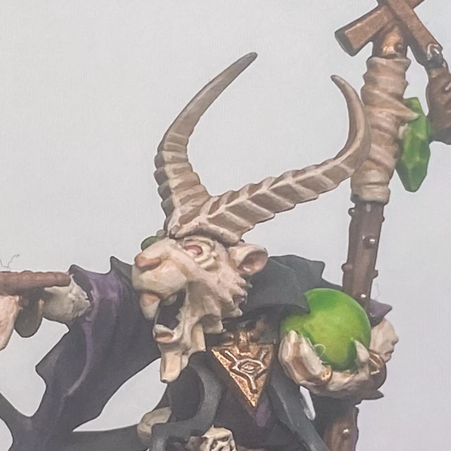 Grey Seer for the start of my Skaven posts on here, and he brought friends! I guess he&rsquo;s actually an Albino Seer 😅
#warhammer #warhammercommunity #skaven #rats #painting #miniatures #miniaturepainting