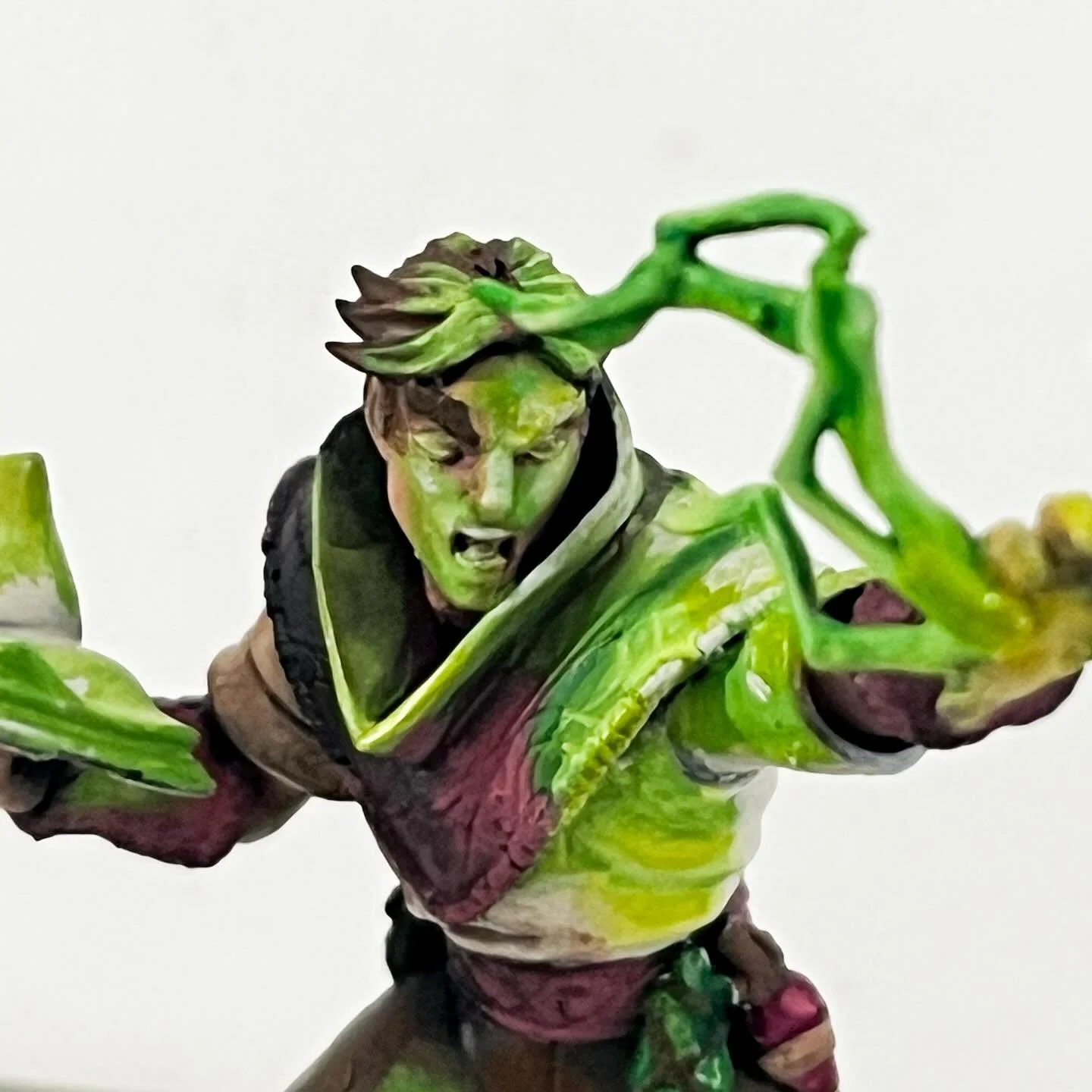 Trying out some OSL stuff on this necromancer/wizard mini! I have a bunch of pics of commission pieces similar to this coming soon. If you&rsquo;re interested in getting a D&amp;D character painted, please don&rsquo;t hesitate to contact me 🩵
#dunge
