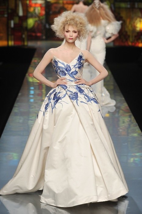 JOHN GALLIANO AT DIOR: THE ART OF DREAMING IN HAUTE COUTURE