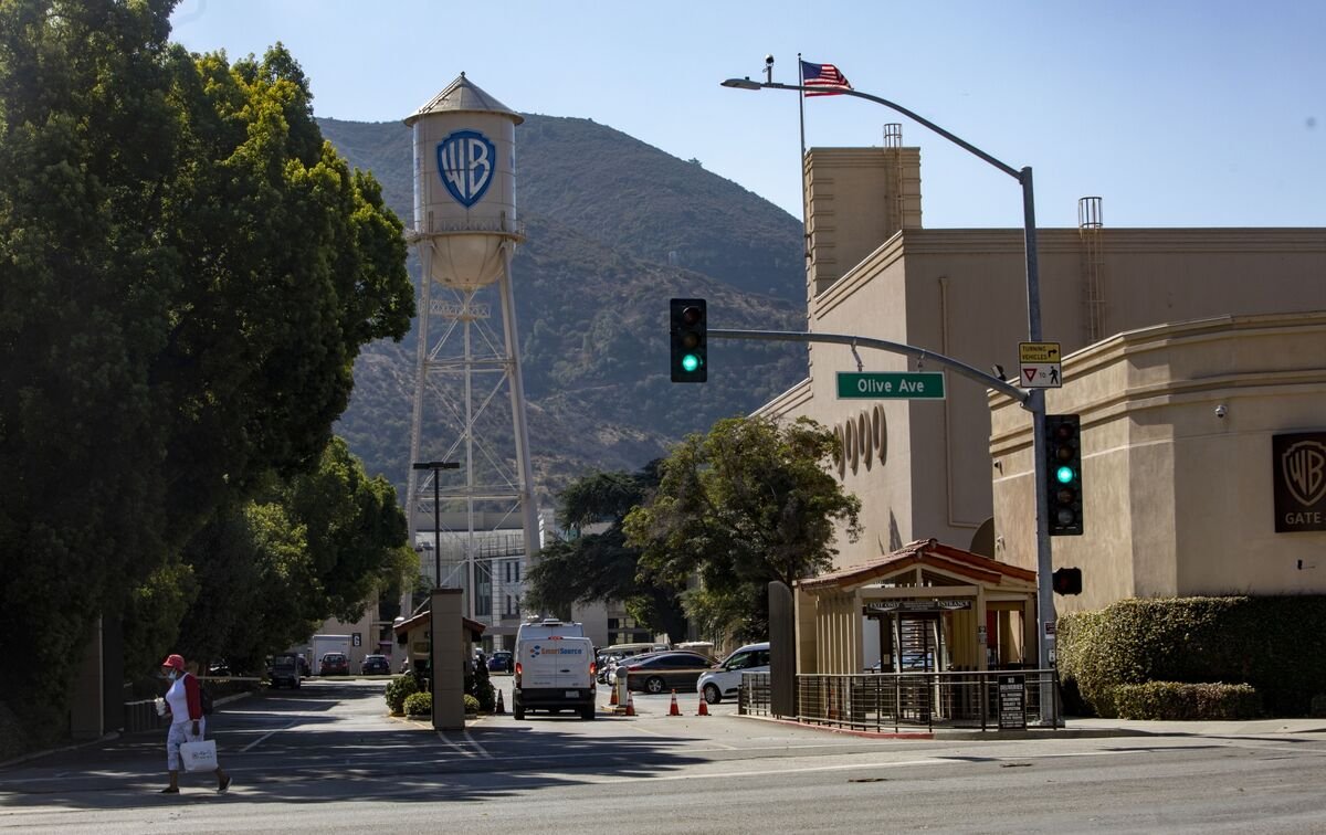 NETFLIX TRANSFORMS HOLLYWOOD: HISTORIC WARNER BROS. DISCOVERY ACQUISITION FOR $82.7 BILLION