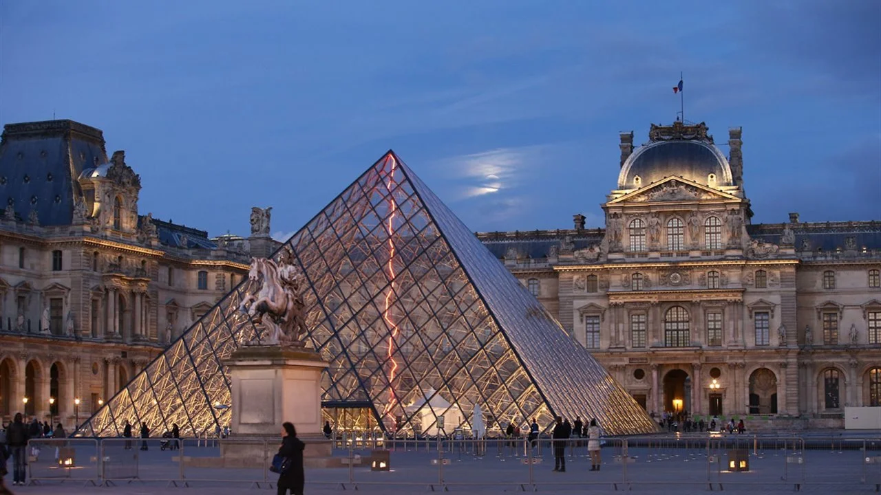 WATER LEAK AT THE LOUVRE DAMAGES EGYPTIAN ARCHIVES, DEEPENS INTERNAL CRISIS AND TRIGGERS STAFF STRIKE