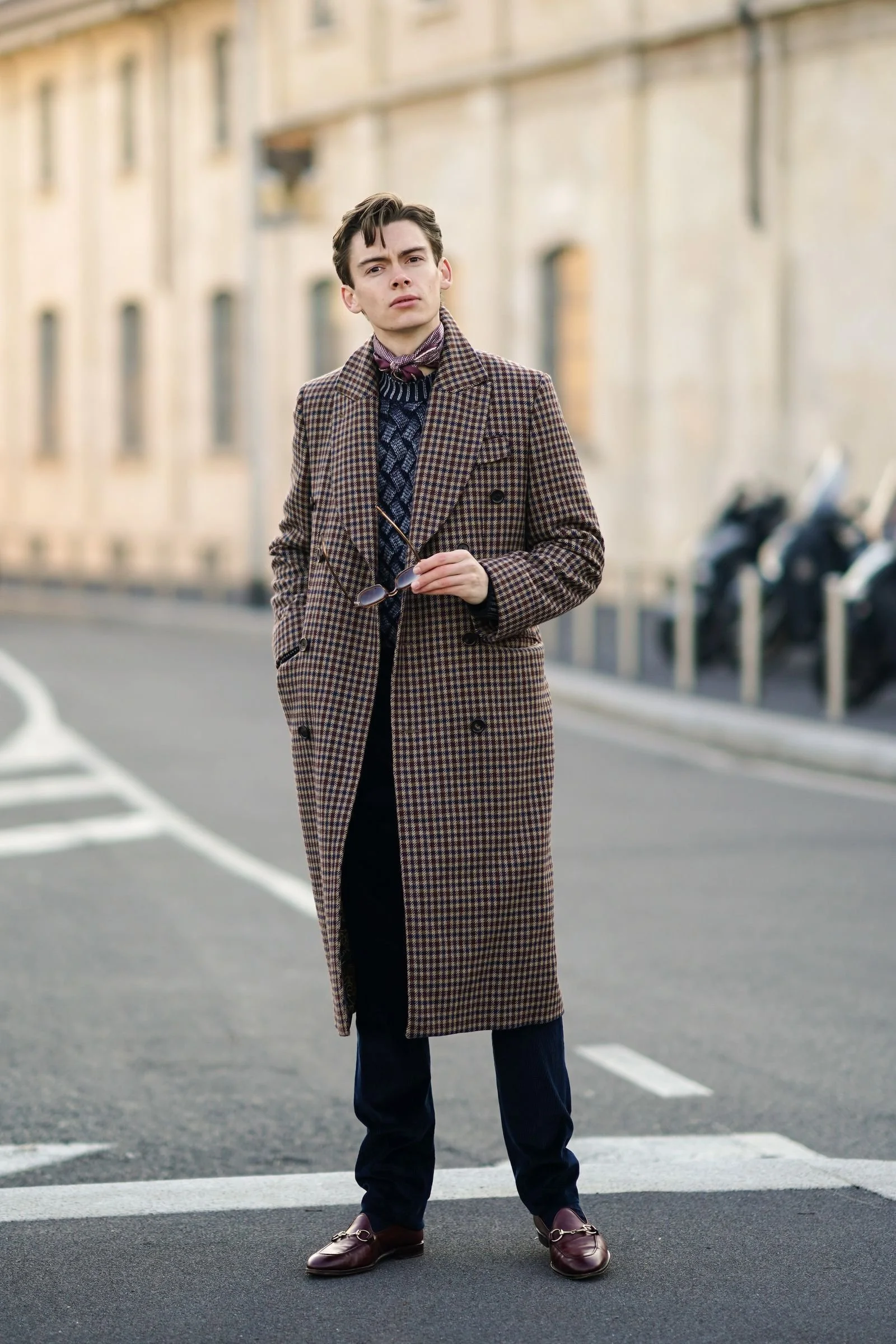 consejos-de-moda-estilo-y-cortesia-para-las-fiestas-de-navidad-y-diciembre-coat.webp