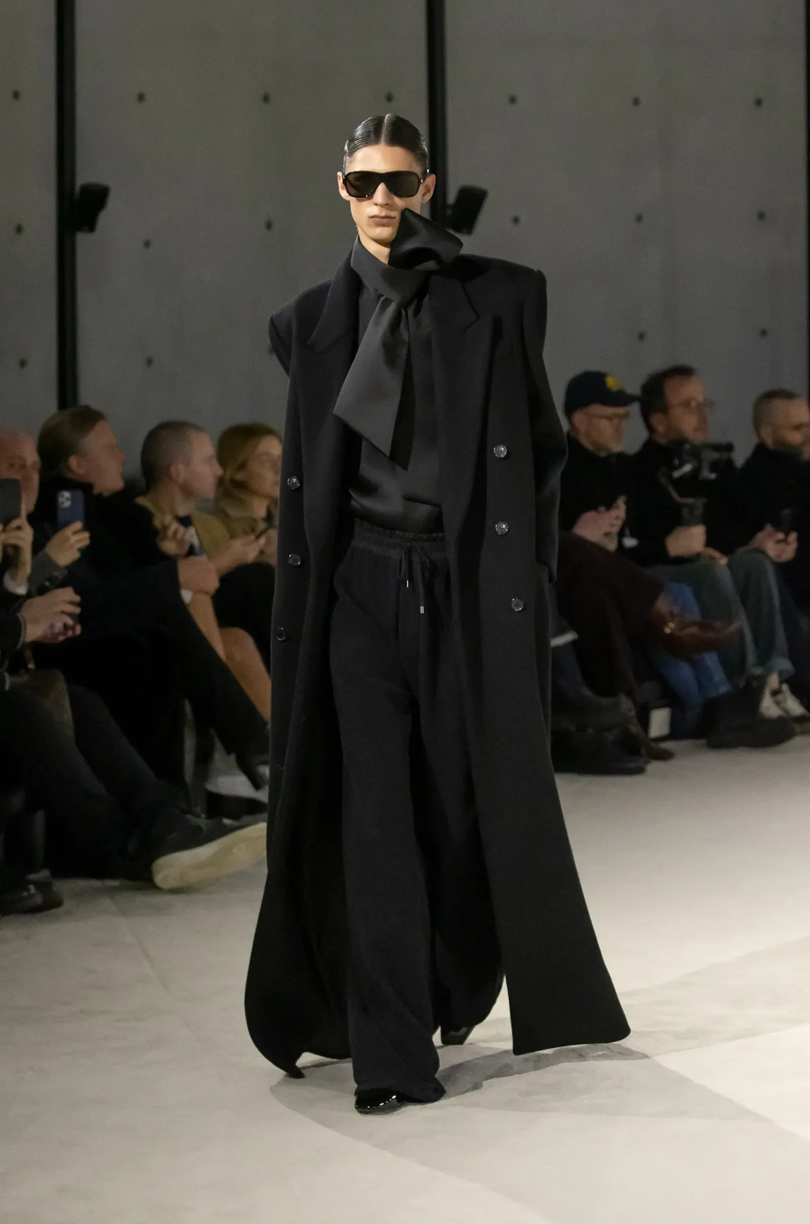 looks-para-el-trabajo-en-tendencia-otono-invierno-2023-abrigo-saint-laurent.webp
