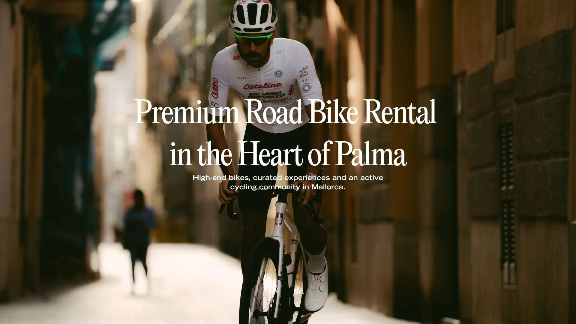 A cyclist riding a standert kreissäge RS  bike through a narrow street in Palma, Mallorca, during daytime with sunlight streaming through the alley.