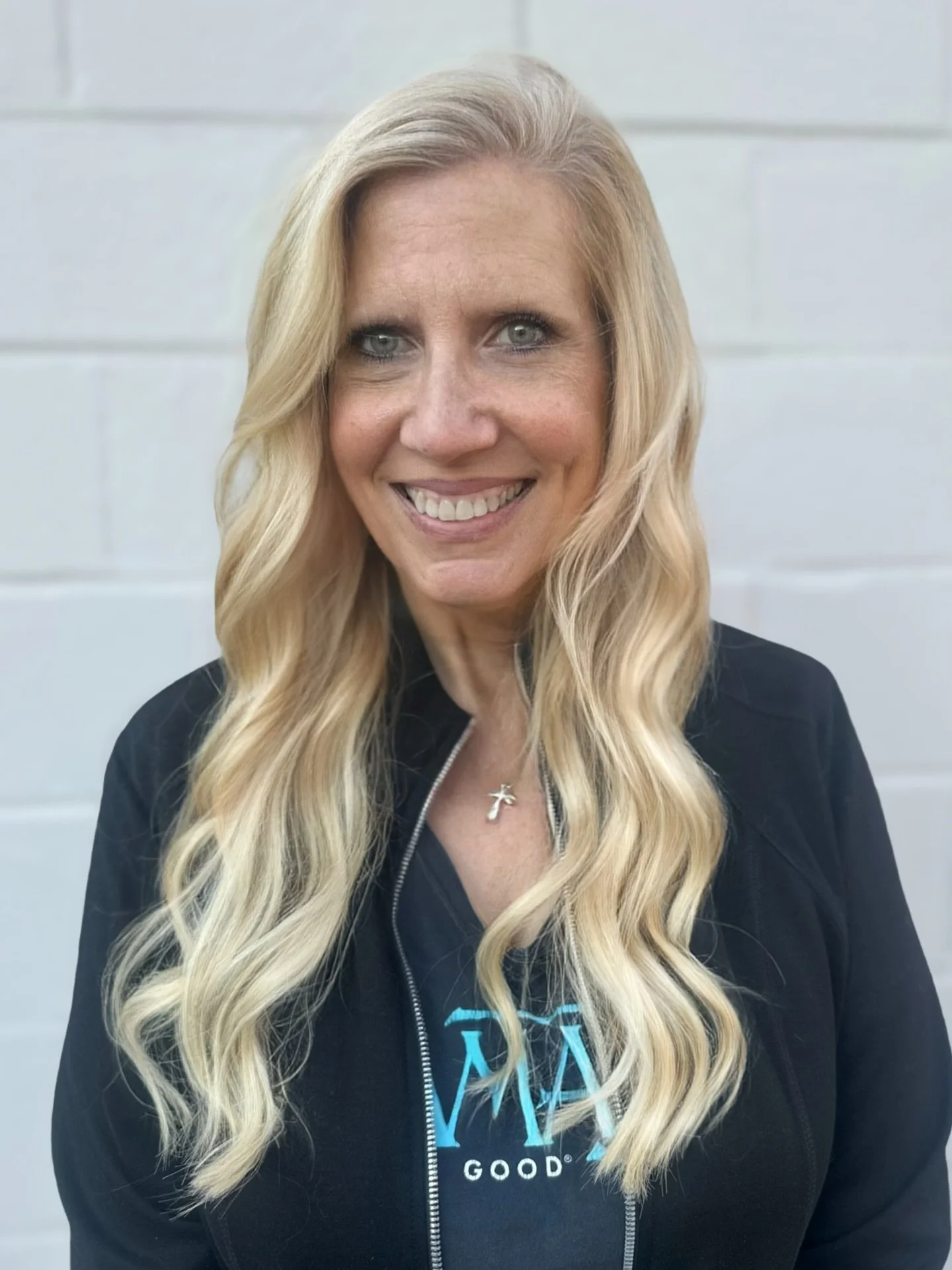 Retirement has been treating her well &mdash; and so has this hair ✨
We refreshed her look with seamless extensions to bring back fullness, brightness, and those soft, effortless waves that fit her carefree chapter perfectly. From lighter ends to lux