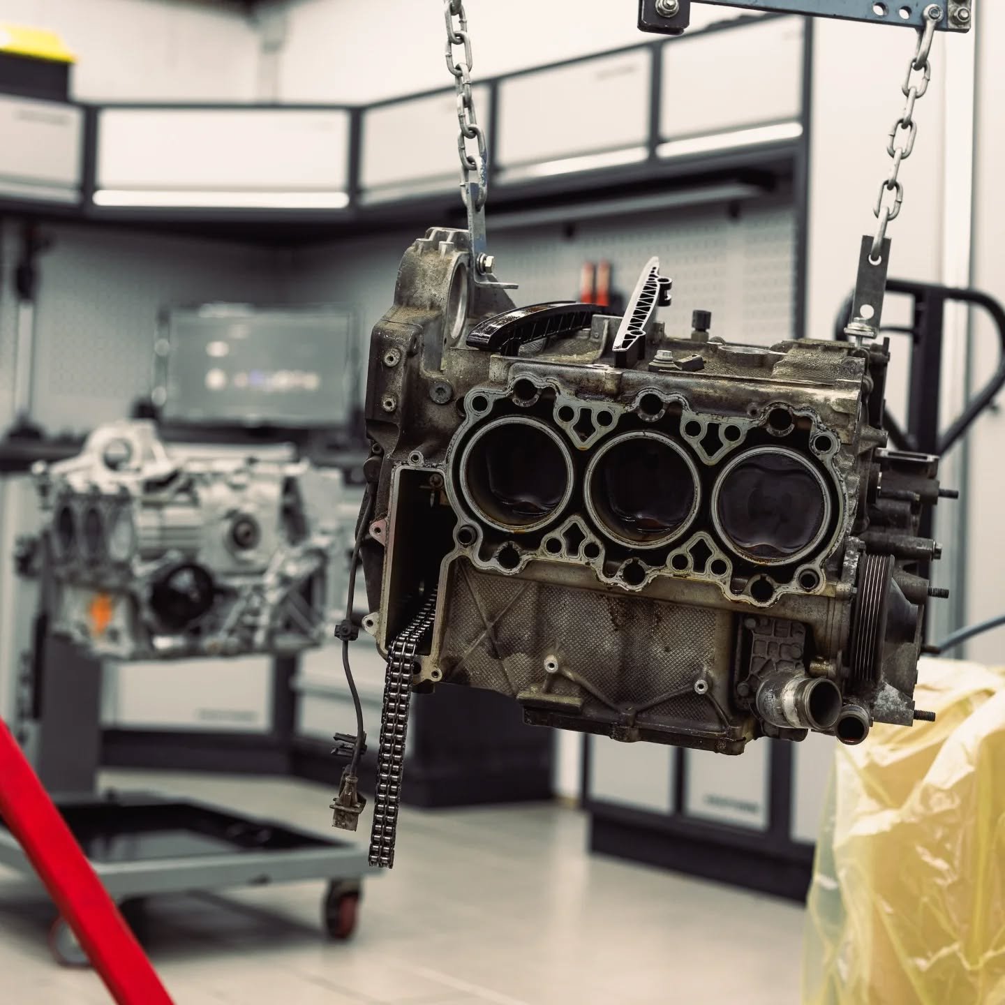 Remontage en cours sur cette 996 : bloc moteur neuf, chaque pi&egrave;ce est inspect&eacute;e, ajust&eacute;e et remont&eacute;e avec pr&eacute;cision.
Passion, rigueur et performance &ndash; c&rsquo;est &ccedil;a la touche GR Motors.
Restez connect&