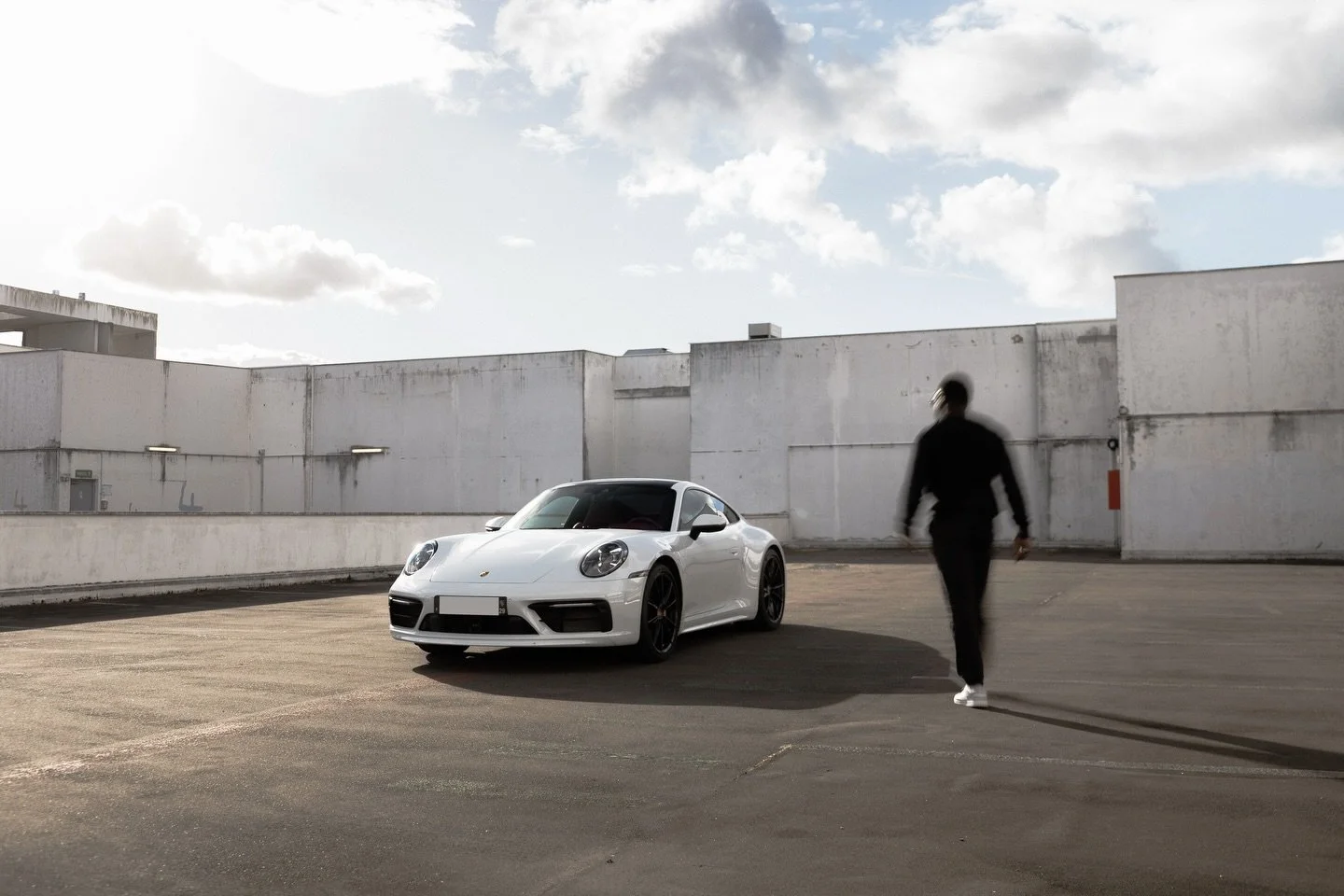 Deux visions de la performance ⚪️🟡

Porsche 911 (992) Carrera 4S x Porsche 911 (991) Turbo S 

L&rsquo;une moderne et aff&ucirc;t&eacute;e, 
l&rsquo;autre plus sauvage, plus instantan&eacute;e. 

Deux caract&egrave;res, deux &eacute;poques&hellip; 
