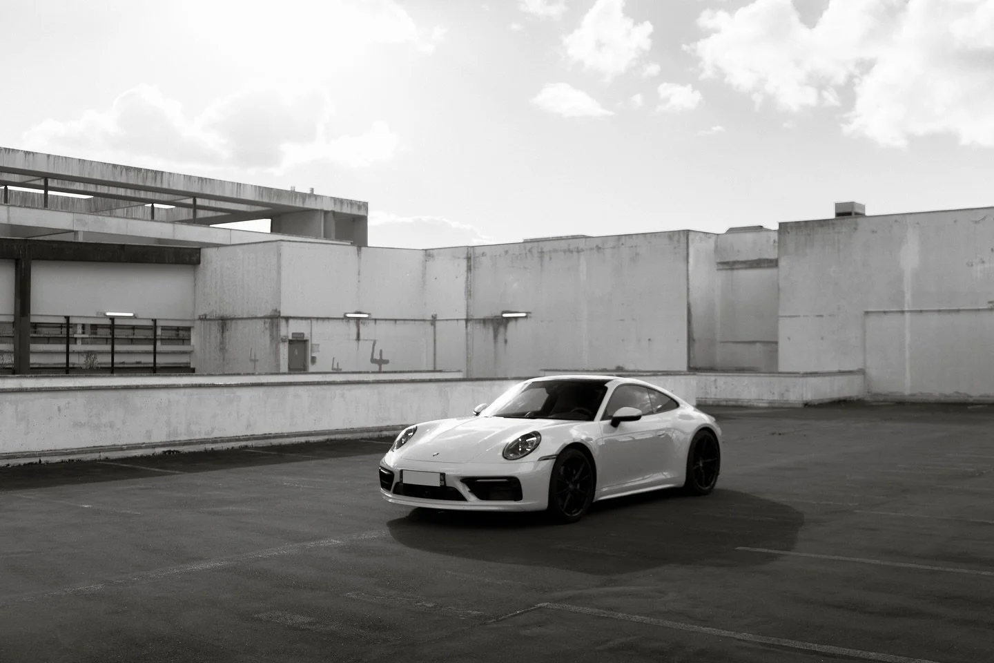 Porsche 911 (992) 4S. 

Un regard noir et blanc, comme &agrave; l&rsquo;&eacute;poque. 
Un h&eacute;ritage intact, port&eacute; par la derni&egrave;re g&eacute;n&eacute;ration. 

Le style d&rsquo;hier, la performance d&rsquo;aujourd&rsquo;hui. 

Et t