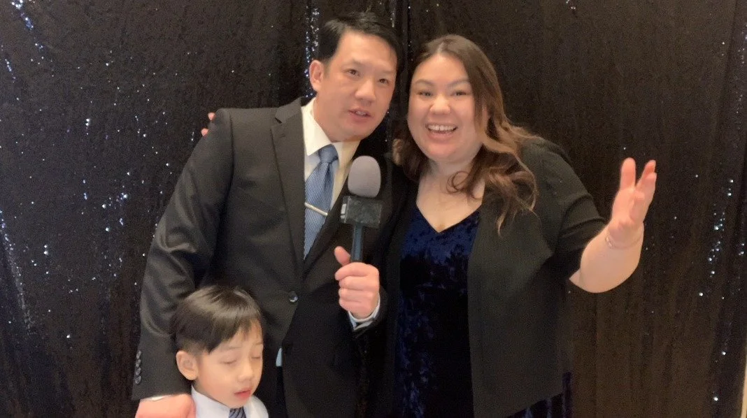 There was a time when a printed photo strip was enough. Guests smiled, grabbed their copy, and that was the memory. Today, expectations have shifted. At premium weddings, corporate galas, and milestone birthdays, hosts are thinking beyond still image