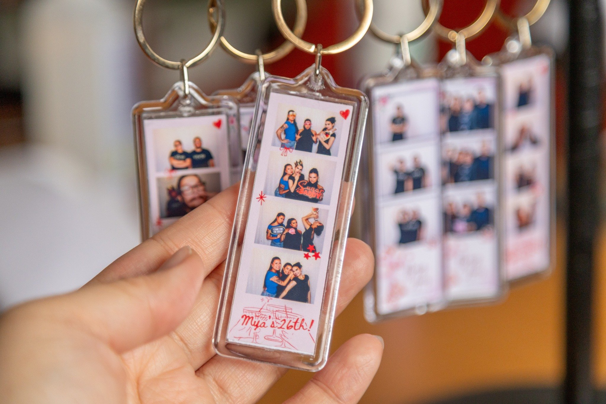 𝐔𝐧𝐥𝐢 𝐏𝐫𝐢𝐧𝐭 𝐏𝐡𝐨𝐭𝐨𝐛𝐨𝐨𝐭𝐡 + 𝐊𝐞𝐲𝐜𝐡𝐚𝐢𝐧 𝐒𝐨𝐮𝐯𝐞𝐧𝐢𝐫𝐬
𝘓𝘦𝘷𝘦𝘭 𝘶𝘱 𝘺𝘰𝘶𝘳 𝘸𝘦𝘥𝘥𝘪𝘯𝘨 / 𝘣𝘢𝘱𝘵𝘪𝘴𝘮 / 𝘣𝘪𝘳𝘵𝘩𝘥𝘢𝘺 / 𝘮𝘪𝘭𝘦𝘴𝘵𝘰𝘯𝘦𝘴 𝘸𝘪𝘵𝘩 𝘢 𝘱𝘩𝘰𝘵𝘰𝘣𝘰𝘰𝘵𝘩 𝘢𝘯𝘥 𝘬𝘦𝘺𝘤𝘩𝘢𝘪𝘯 𝘴𝘰𝘶𝘷𝘦𝘯𝘪?