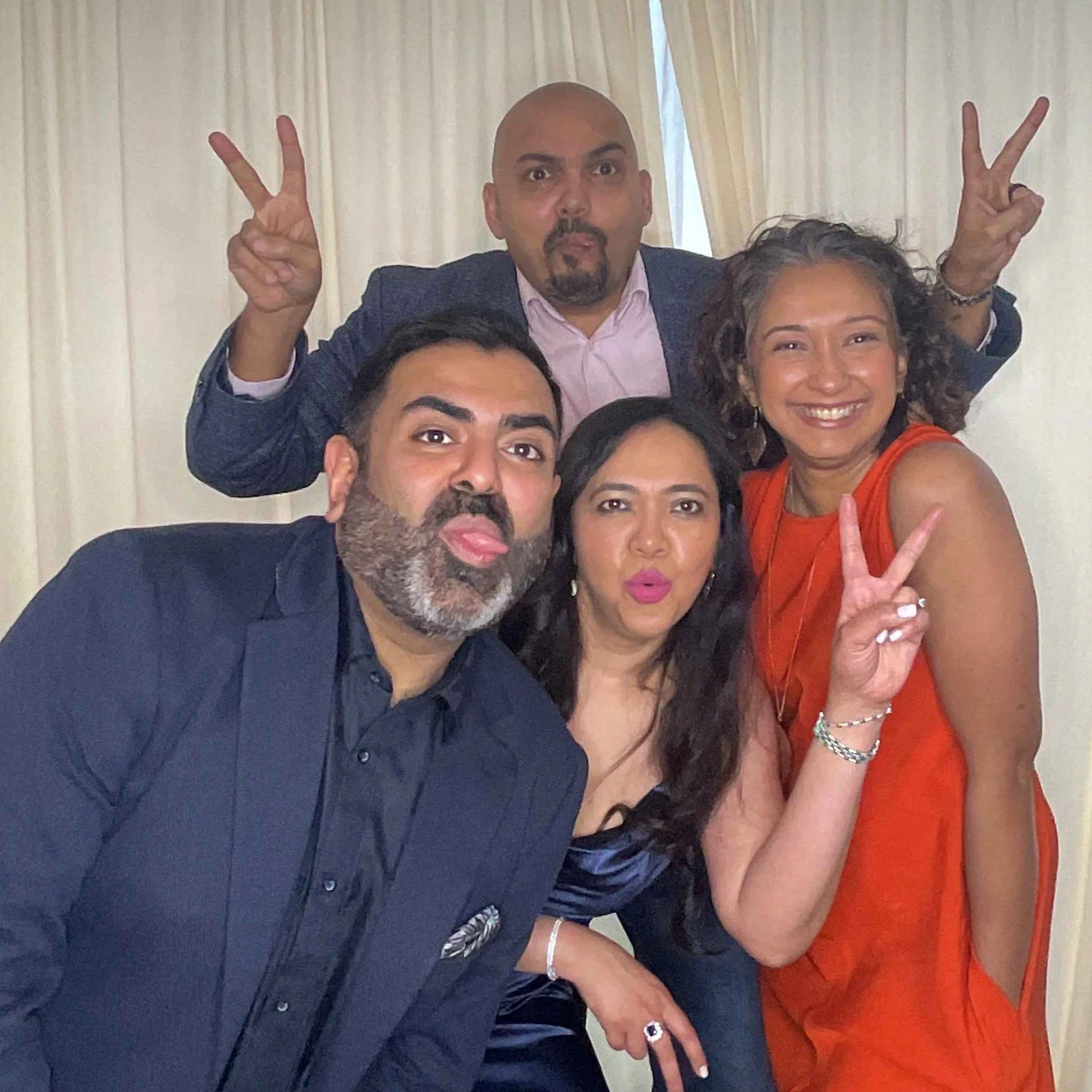 We make sure you and your guests just have fun at the photobooth.