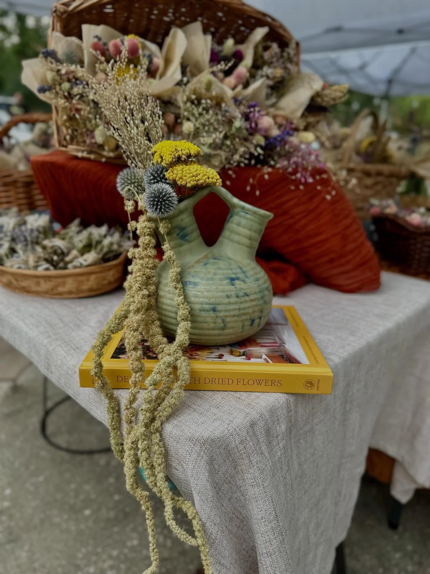 I made this cutie little arrangement a while back and never got around to sharing it since I&rsquo;ve been in wedding mode. But she deserves her own spot on the grid 🤍🧺 dm for availability &amp; pricing