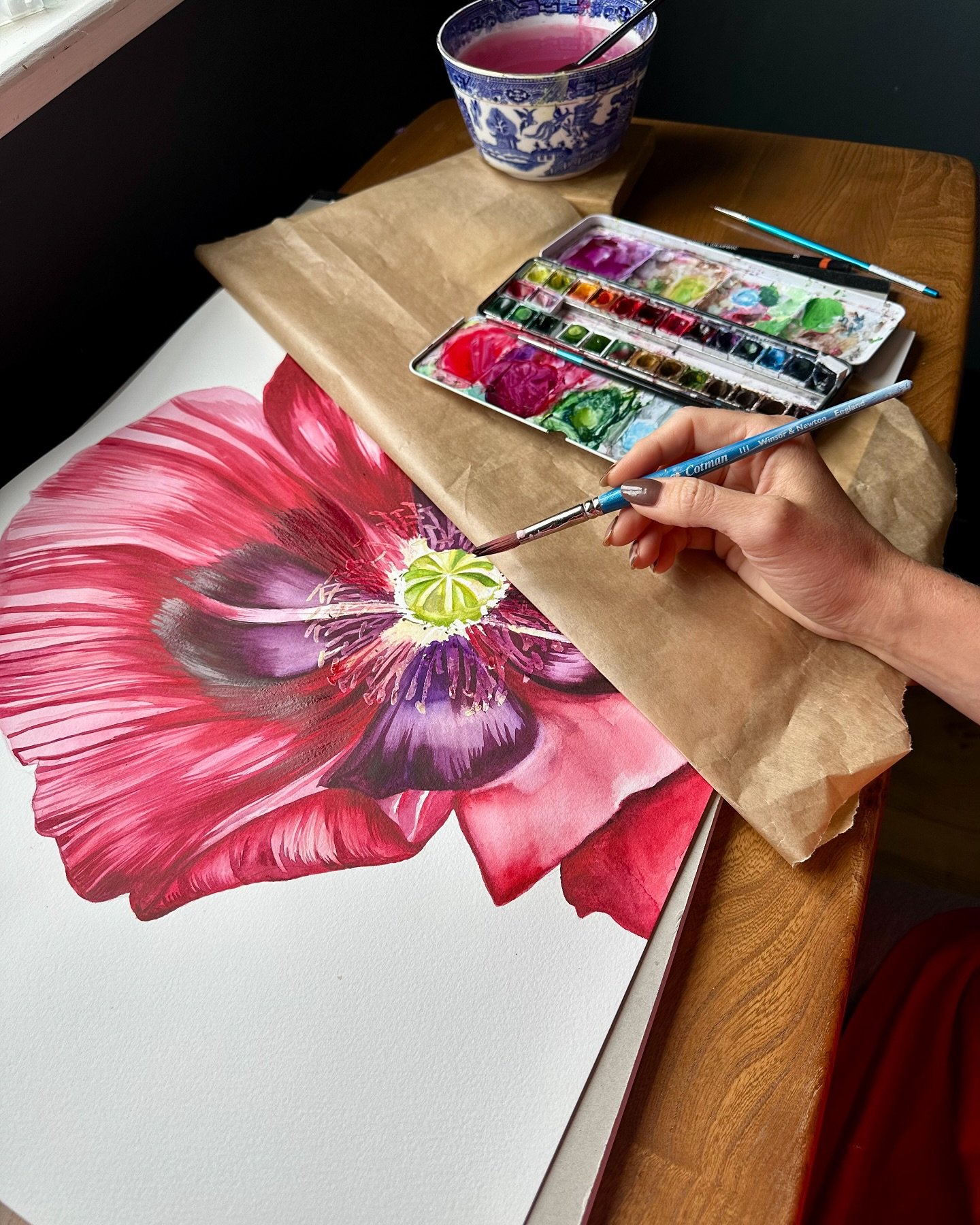 Happy Sunday! This morning I’m carrying on with this huge poppy before we head out for the day. I like to have my own project on the go while working on your lovely commissions 💫 What is everyone up to today? 💕
•
•
•
#botanical