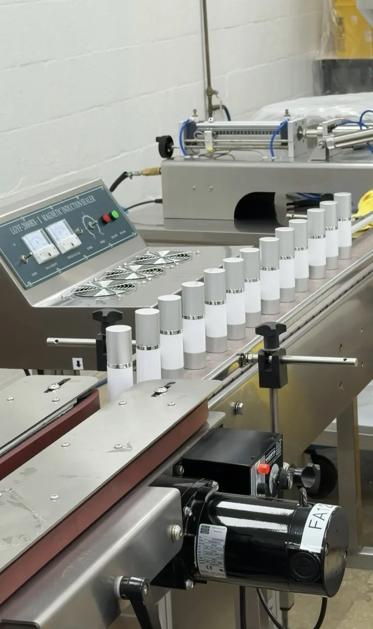 Airless bottles on the filling line at the Vaulabs facility