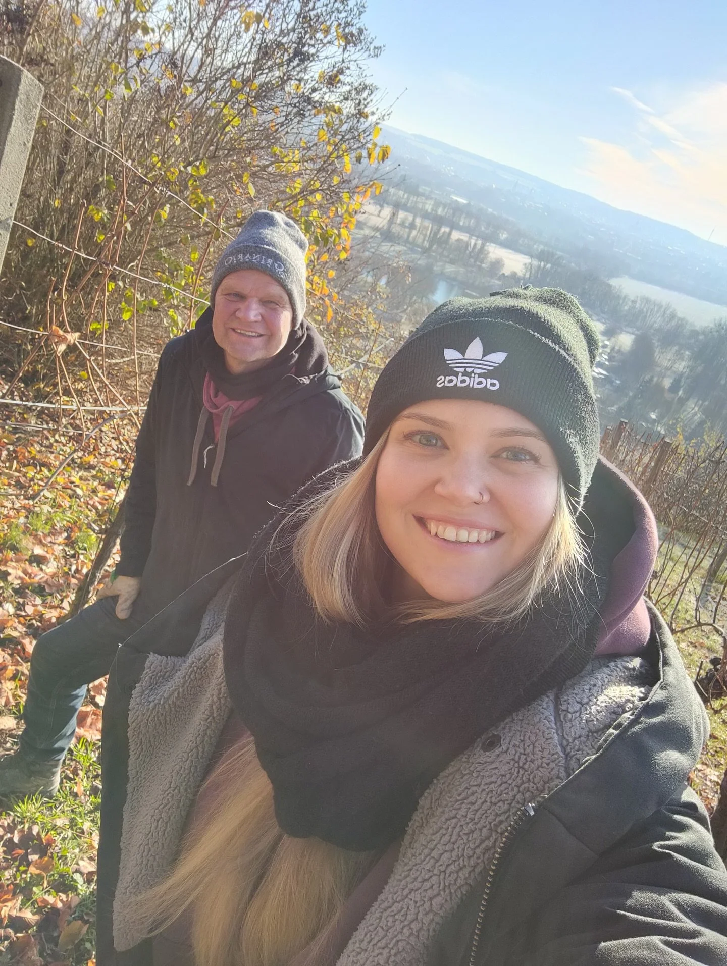 Rebschnitt ist wie Ausmisten im Weinberg: Die alten Triebe werden abgeschnitten, damit die Rebe ihre Energie in wenige starke Ruten steckt. Das sorgt f&uuml;r klare Struktur und gesundes Wachstum im kommenden Weinjahr ✂️✂️

#rebschnitt #saaleunstrut