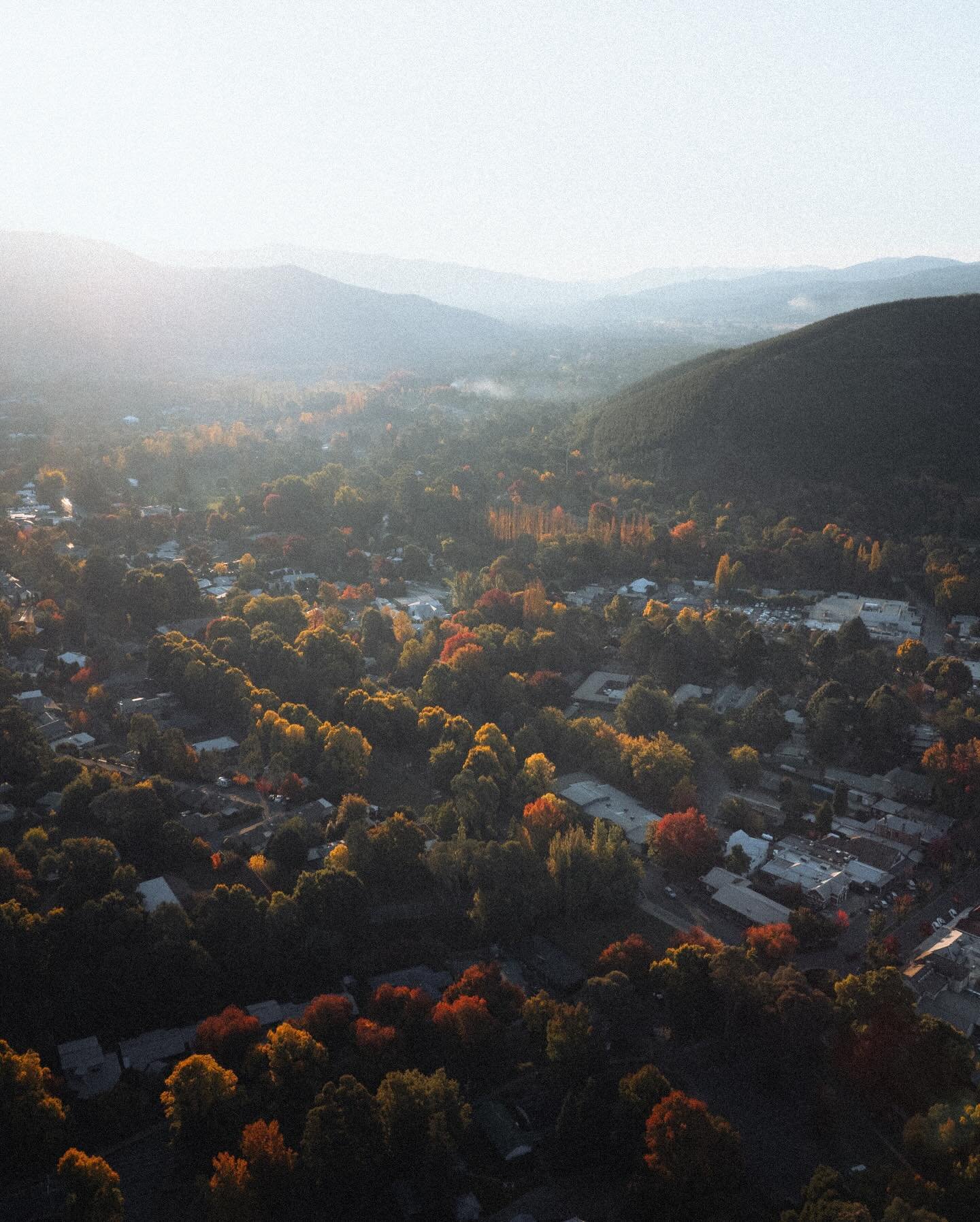Ici l&rsquo;automne continue, l&agrave;-bas &agrave; Bright il est d&eacute;j&agrave; loin&hellip; mais ce petit village perdu dans les montagnes me ram&egrave;ne toujours &agrave; ces couleurs et cette douceur. 🍂🍁

Autumn is still unfolding here, 
