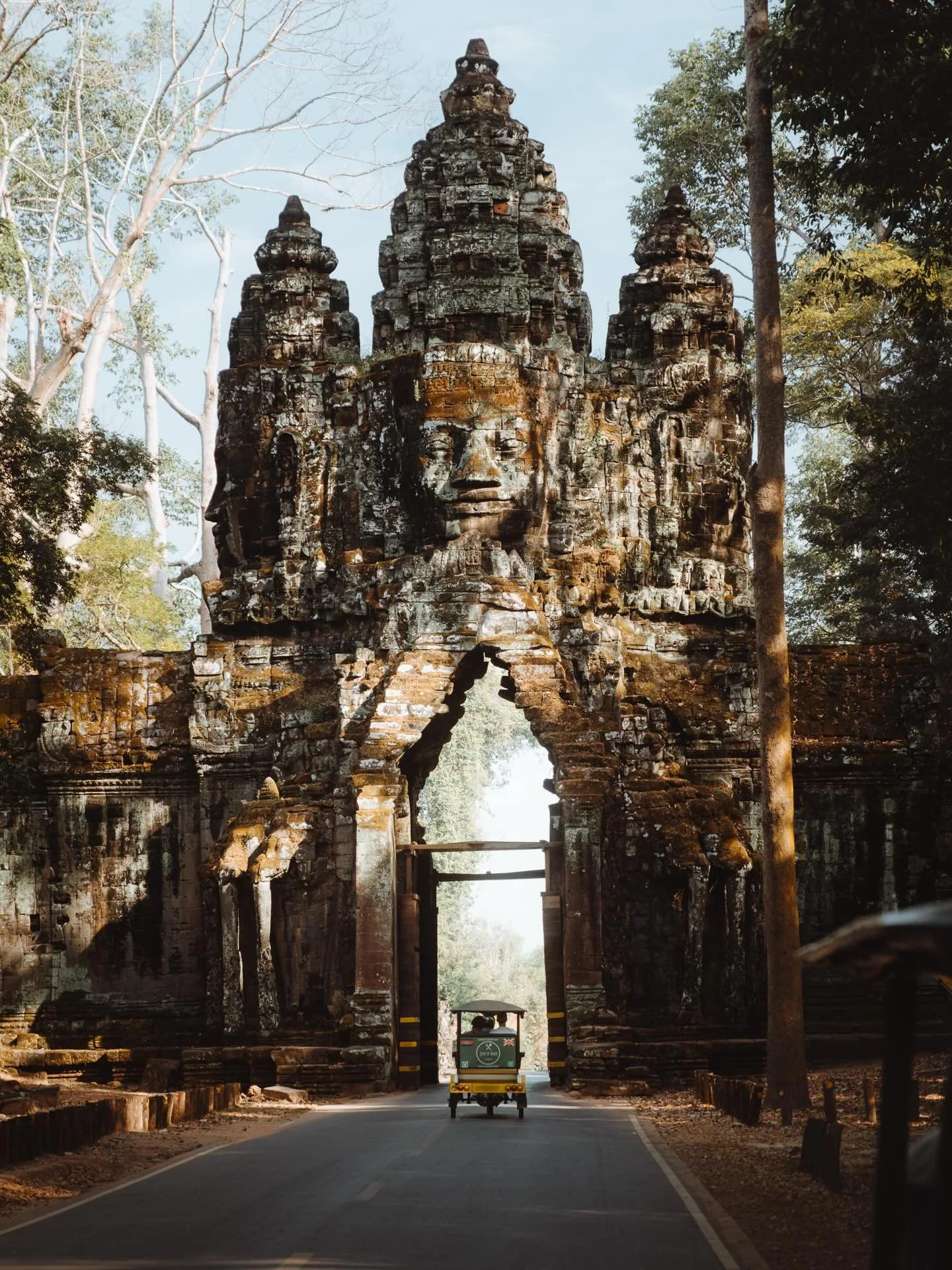 Tuk-Tuk Land

Premier regard sur le Cambodge, &agrave; travers ses tuk-tuk.
Partout, tout le temps, ils rythment la ville.
Pratiques, bruyants, color&eacute;s, toujours en mouvement.
Plus qu&rsquo;un simple moyen de transport, ils sont le c&oelig;ur 