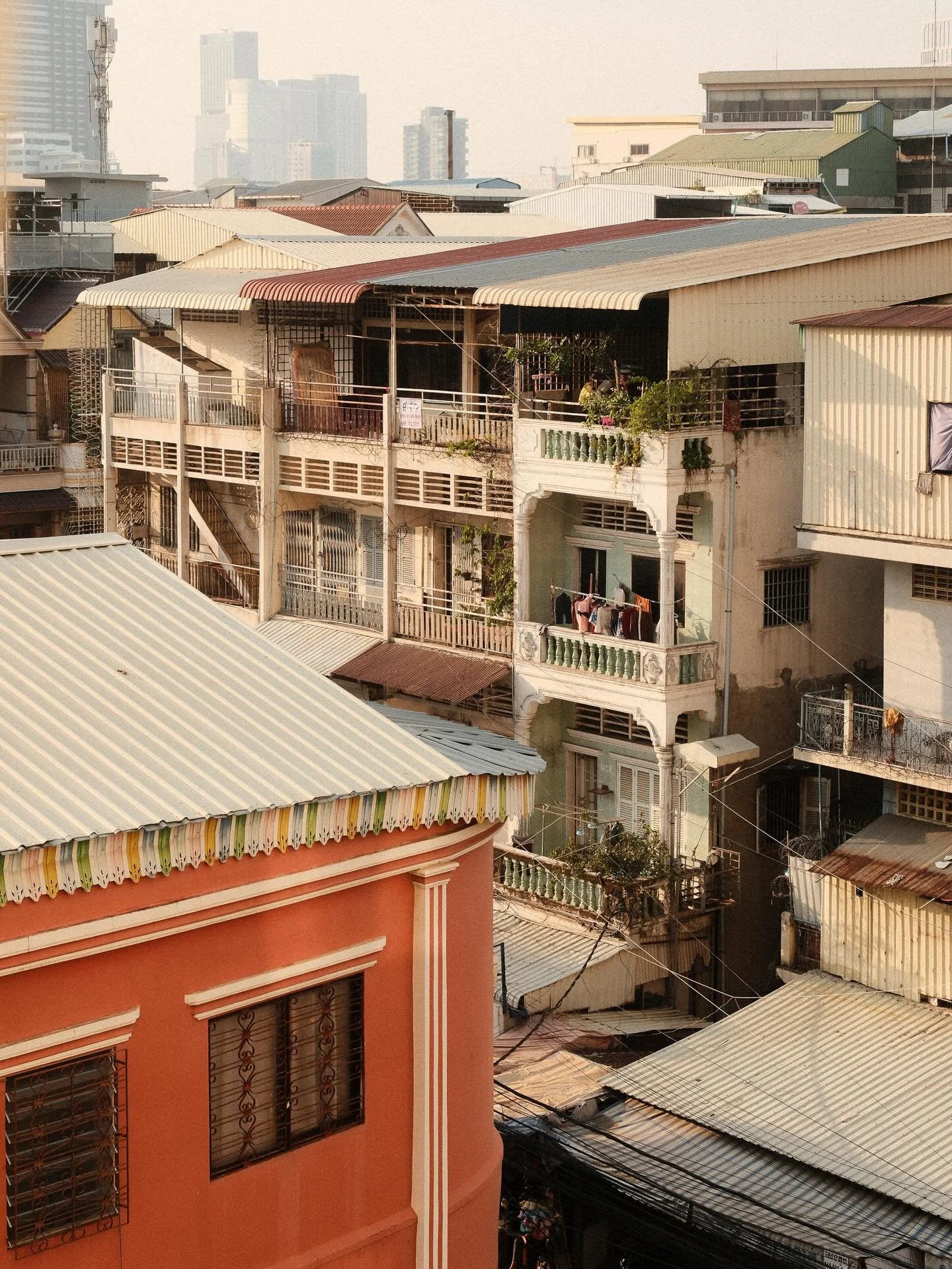 Phnom Penh, 

🇫🇷Premier aper&ccedil;u. Entre tradition et modernit&eacute;, le contraste est fascinant.

🇬🇧First look at Phnom Penh. A fascinating contrast between tradition and modernity.

#cambodia #travelcambodia #fujifilmshooter #fujifilmfran
