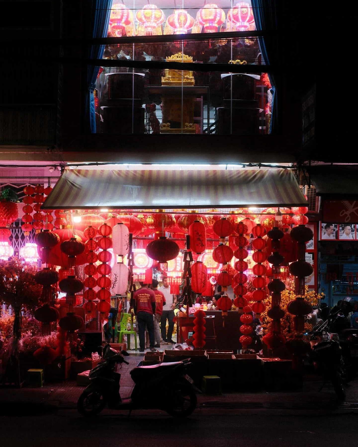 Phnom Penh by Night

Phnom Penh de nuit est un labyrinthe de n&eacute;ons vibrants qui illuminent les fa&ccedil;ades des boutiques. Dans les rues, l&rsquo;&eacute;nergie des petits stands mobiles se m&ecirc;le aux lumi&egrave;res &eacute;lectriques, 