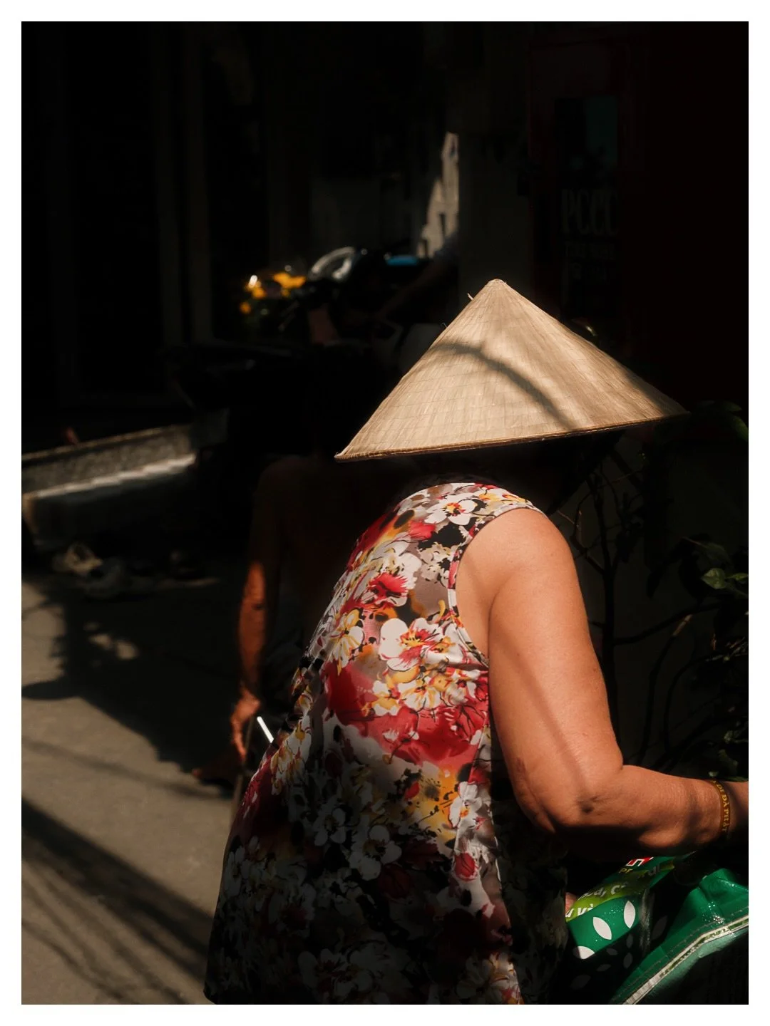 Vietnam&rsquo;s First Impressions

FR :
Premiers moments au Vietnam. On sort l&rsquo;appareil, et &ccedil;a commence directement comme &ccedil;a &mdash; les ruelles, les lanternes rouges, et cette lumi&egrave;re qui rasait les fa&ccedil;ades. Apr&egr