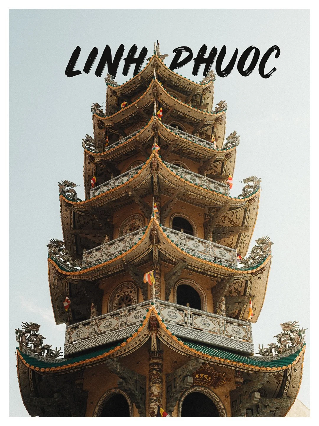 Mille mains, une pri&egrave;re 

FR : Đ&agrave; Lạt. Je m&rsquo;attendais &agrave; une ville de brume et de fleurs. Pas &agrave; &ccedil;a.

La pagode Linh Phước surgit du quartier comme quelque chose d&rsquo;inachev&eacute; &mdash; ou plut&ocirc;t d