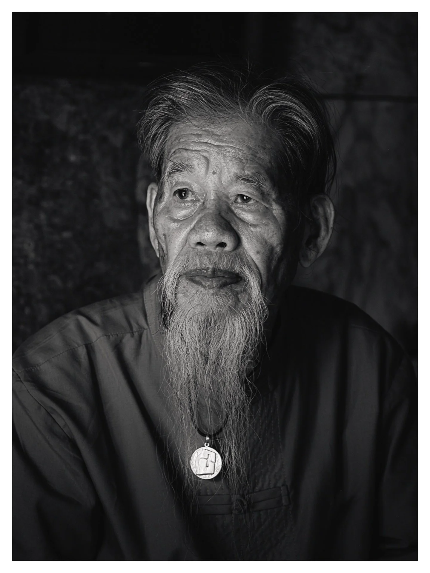 The Elder

FR : 
ll m&rsquo;a regard&eacute; comme si j&rsquo;&eacute;tais le centi&egrave;me photographe &agrave; pointer un objectif vers lui. Peut-&ecirc;tre que je l&rsquo;&eacute;tais.

Pourtant il a accept&eacute;. Sans un mot. Juste ce regard 