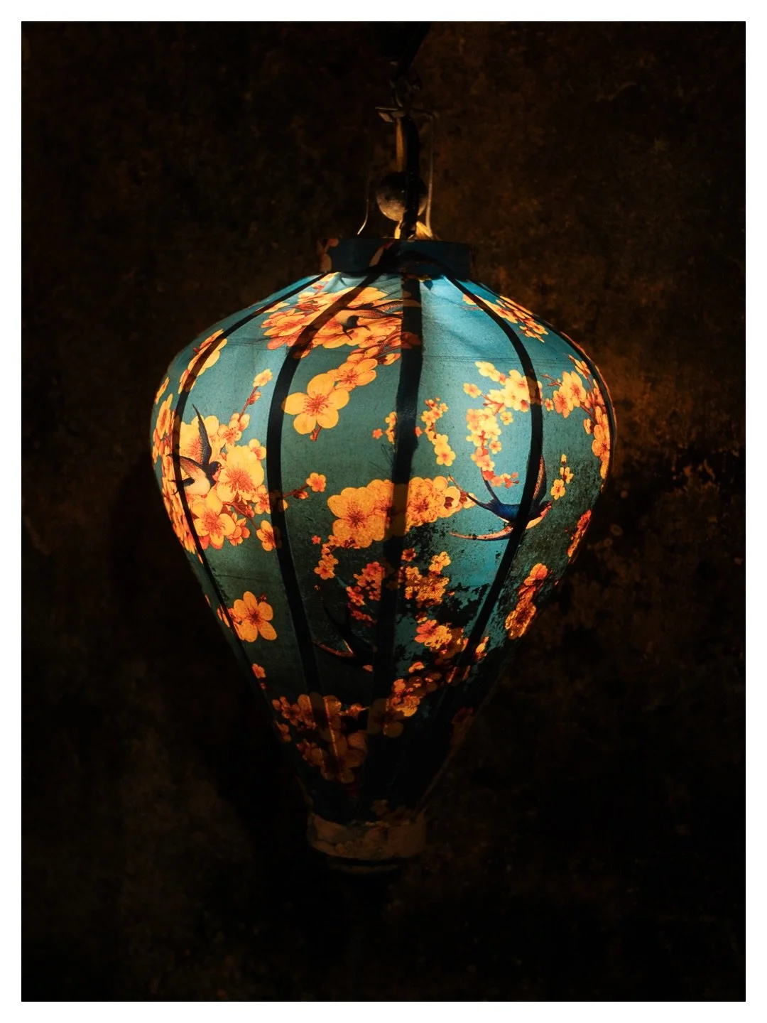 La nuit tombe. Hội An s&rsquo;allume

FR: 

Il y a des villes qui s&rsquo;endorment quand le soleil dispara&icirc;t.

Hội An, elle, attend la nuit pour exister vraiment.

Les lanternes ne d&eacute;corent pas &mdash; elles habitent. Chaque soir, elles